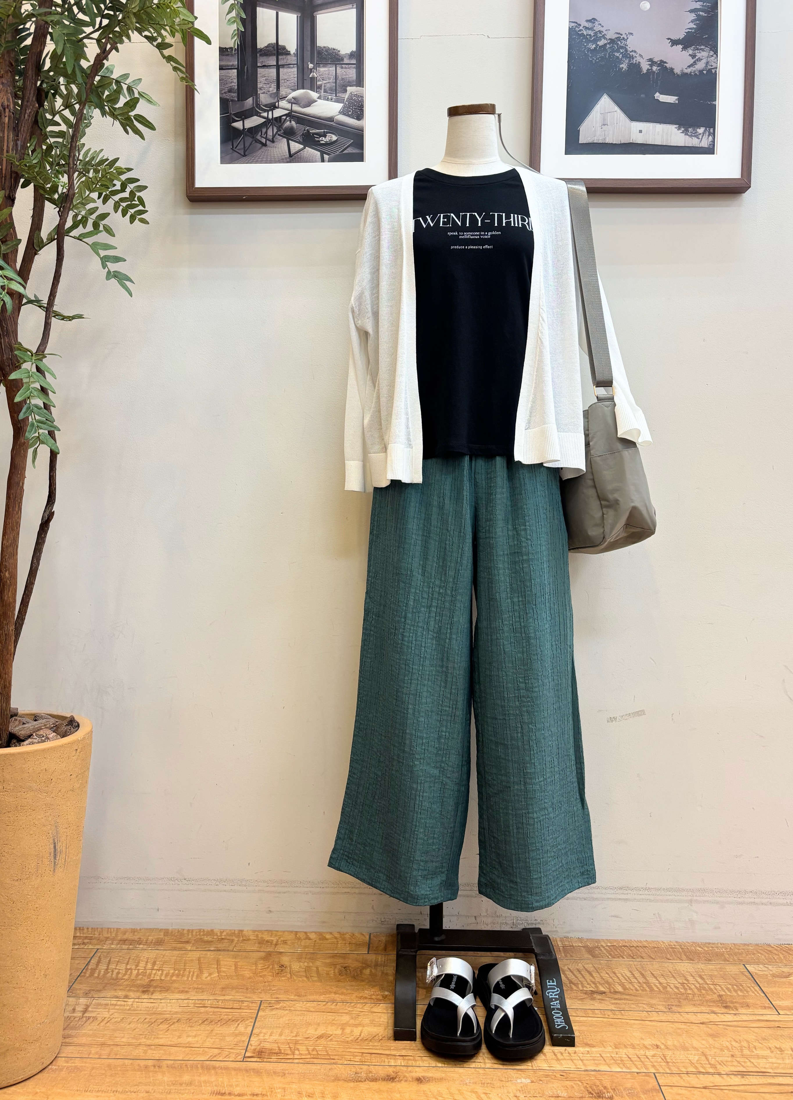 maiさんの「SHOO･LA･RUE｜【ひんやり/洗濯機可/S-LL】オンにもオフにも マルチに使えるボタンレスカーディガン」を使ったコーディネート