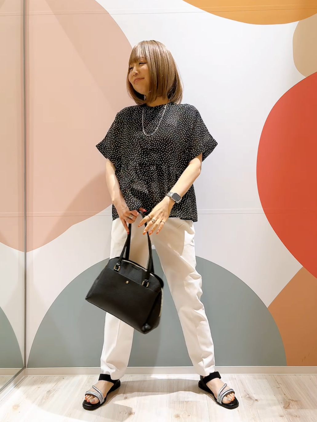 長男さんの「SHOO･LA･RUE｜【体型カバー/洗濯機可】二の腕とお腹周りが隠せる シアーペプラムブラウス」を使ったコーディネート