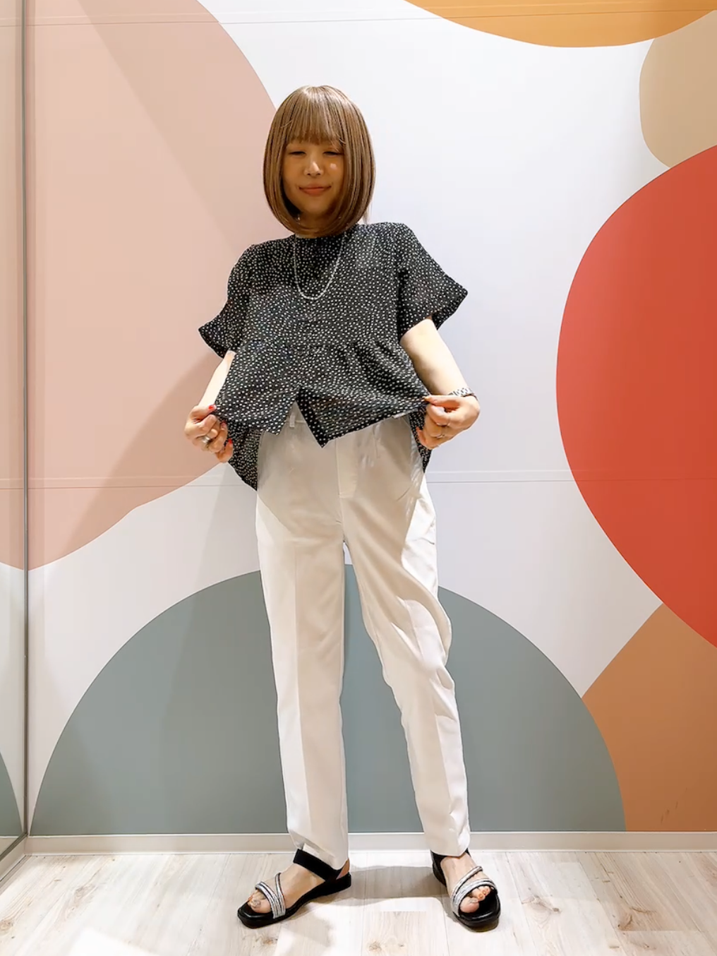 長男さんの「SHOO･LA･RUE｜【体型カバー/洗濯機可】二の腕とお腹周りが隠せる シアーペプラムブラウス」を使ったコーディネート