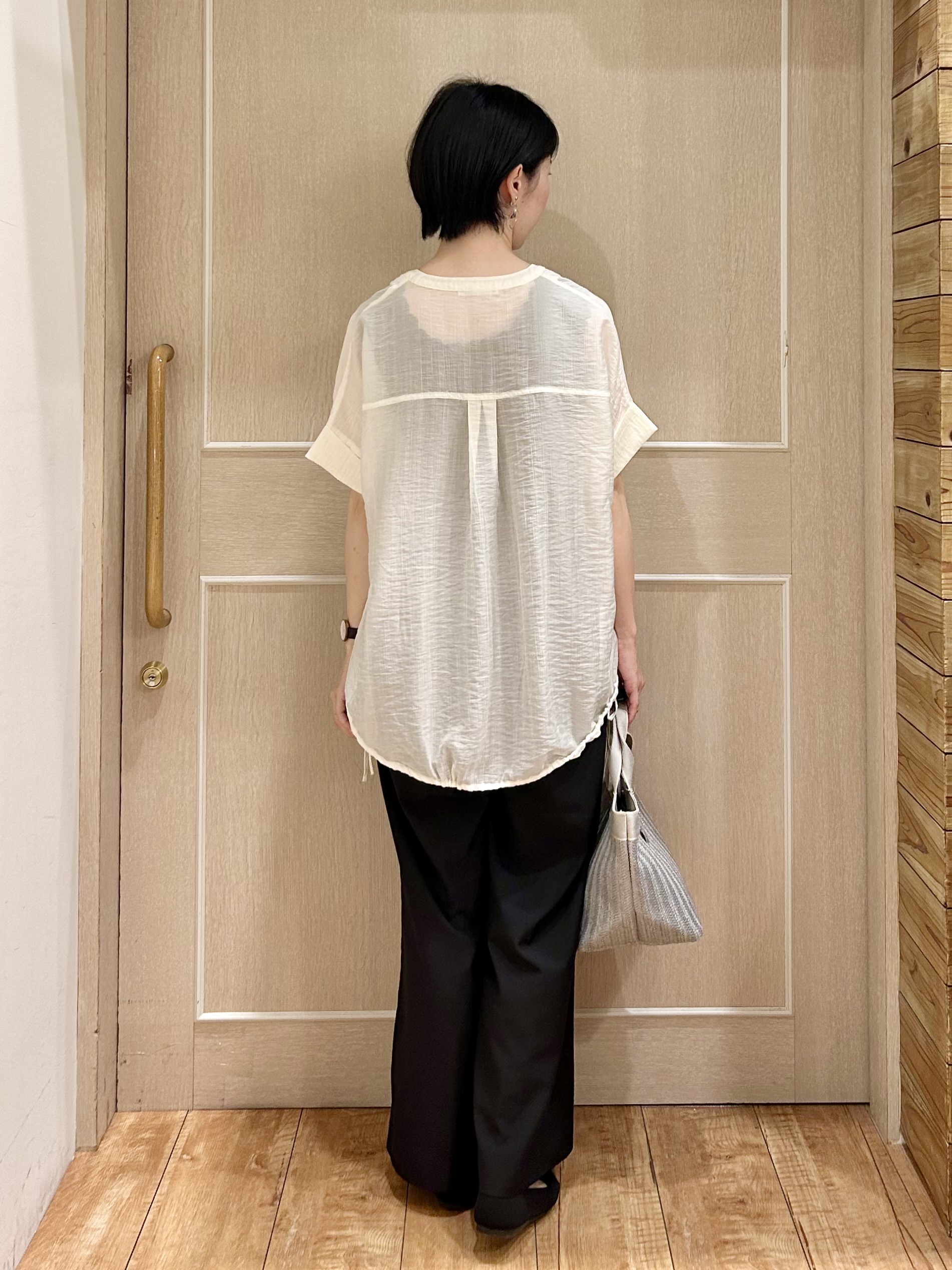 ちぐささんの「SHOO･LA･RUE｜【高レビュー/体型カバー】インせず着られる スキッパー裾リボンブラウス」を使ったコーディネート