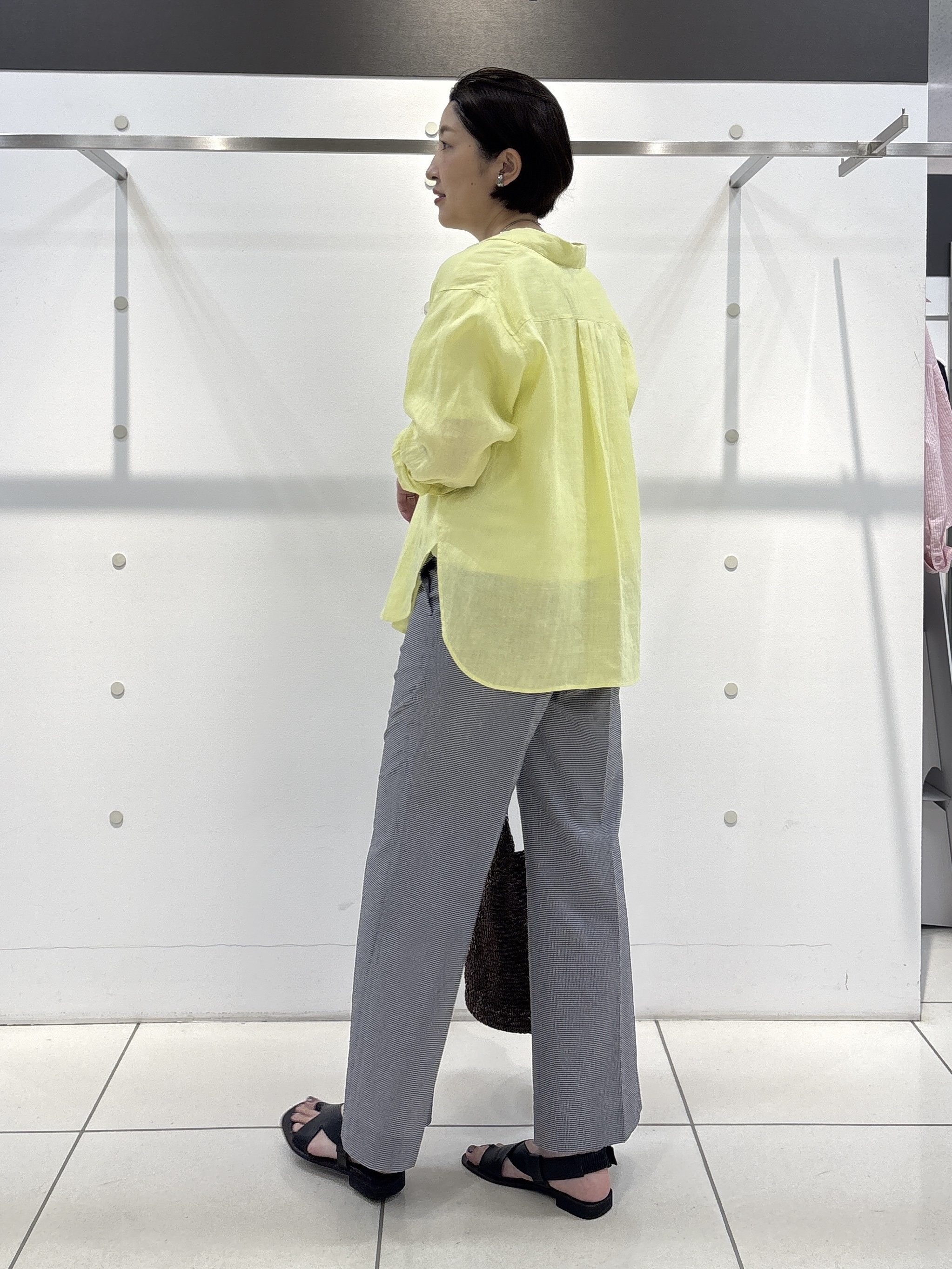 yuriさんの「INDIVI｜【洗える／UVケア／SETUP可能】サッカー素材ストレートパンツ」を使ったコーディネート