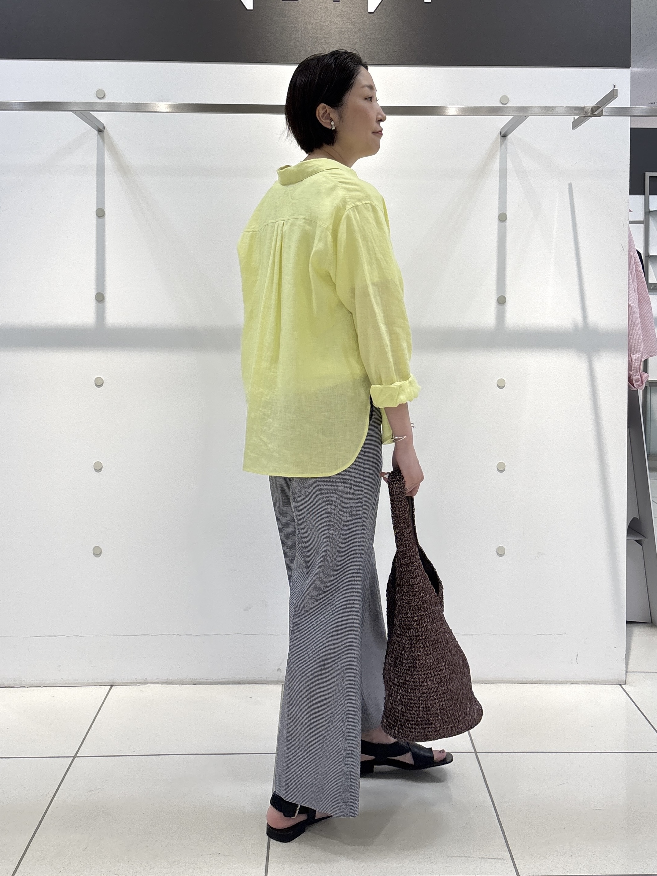 yuriさんの「INDIVI｜【洗える／UVケア／SETUP可能】サッカー素材ストレートパンツ」を使ったコーディネート