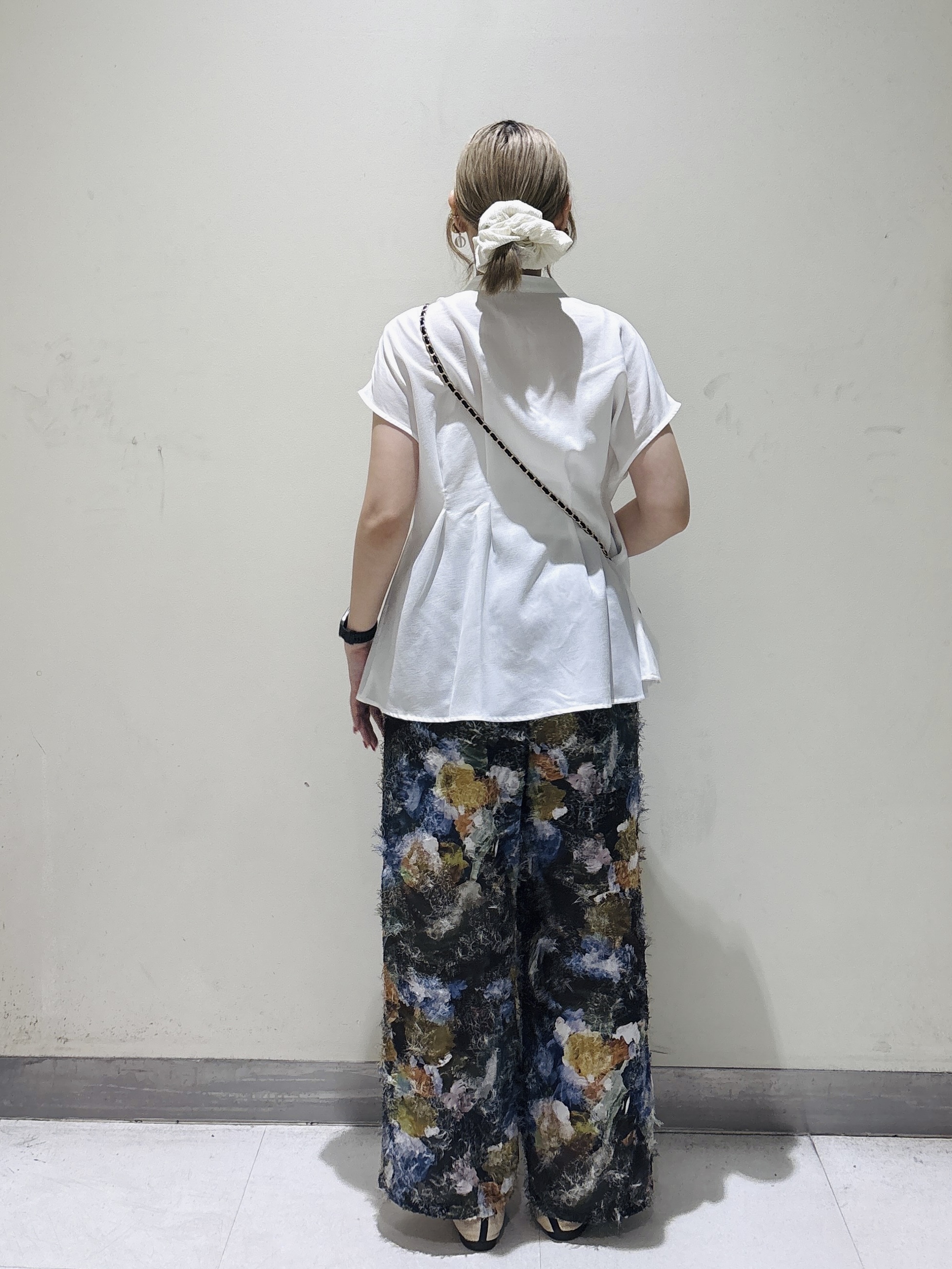 みきちぃさんの「OPAQUE.CLIP｜【接触冷感／吸水速乾】リネンライク タックフレンチスリーブブラウス《洗濯機OK》」を使ったコーディネート