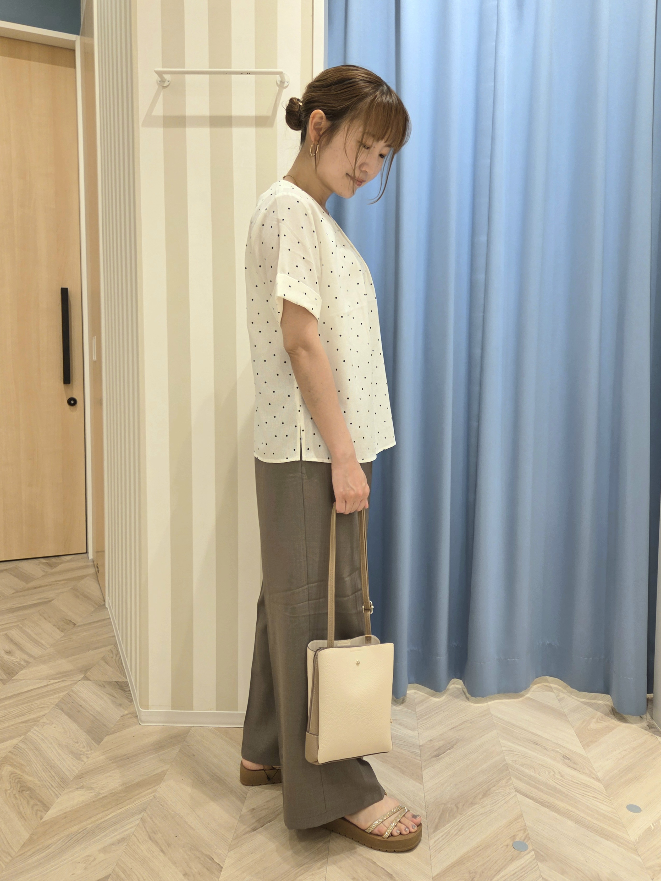 Ikumiさんの「SHOO･LA･RUE｜【S-LL/洗濯機可】メタルバーがアクセント アクセいらずのドット柄ブラウス」を使ったコーディネート