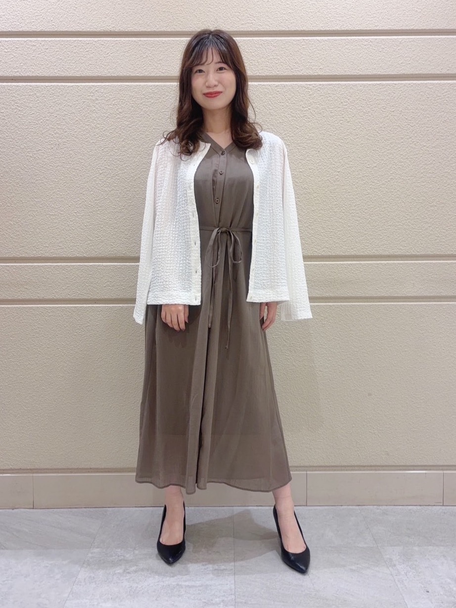 ユナさんの「UNTITLED｜【通気性/前開きボタン】シアーVネックワンピース」を使ったコーディネート