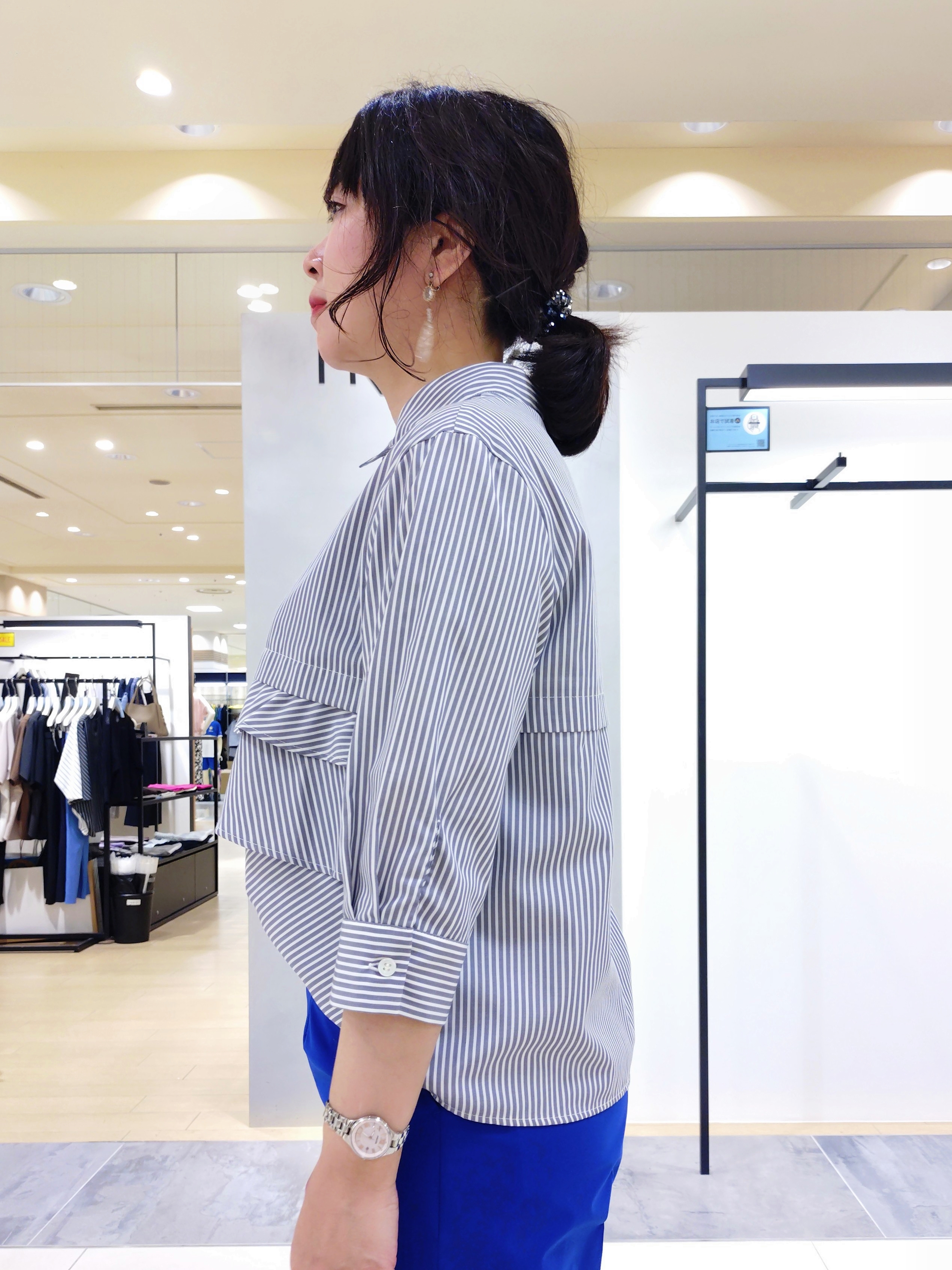 TOMOMIさんの「INDIVI｜【UVケア／吸汗速乾／着映え】ティアードストライプシャツ」を使ったコーディネート
