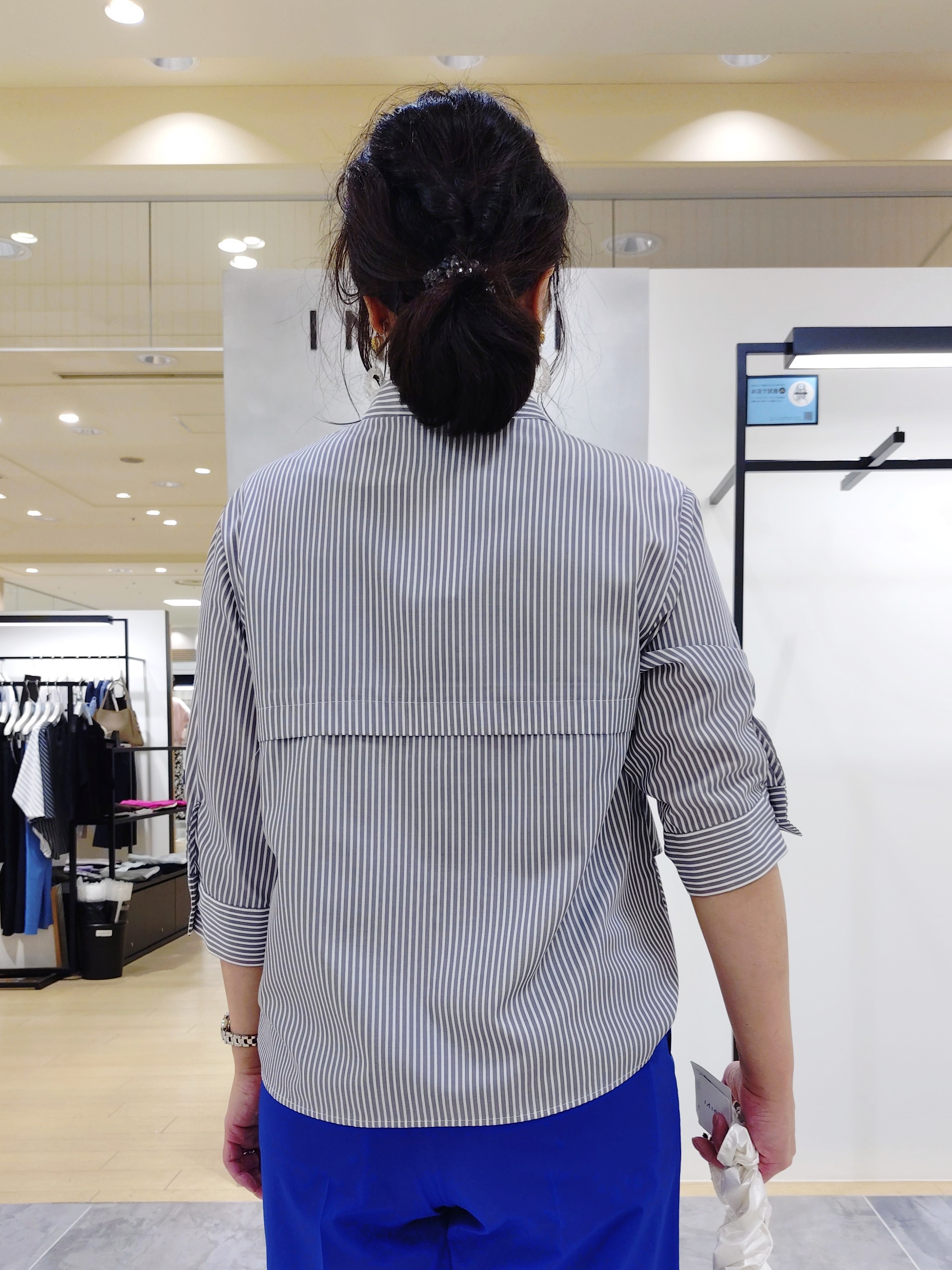 TOMOMIさんの「INDIVI｜【UVケア／吸汗速乾／着映え】ティアードストライプシャツ」を使ったコーディネート