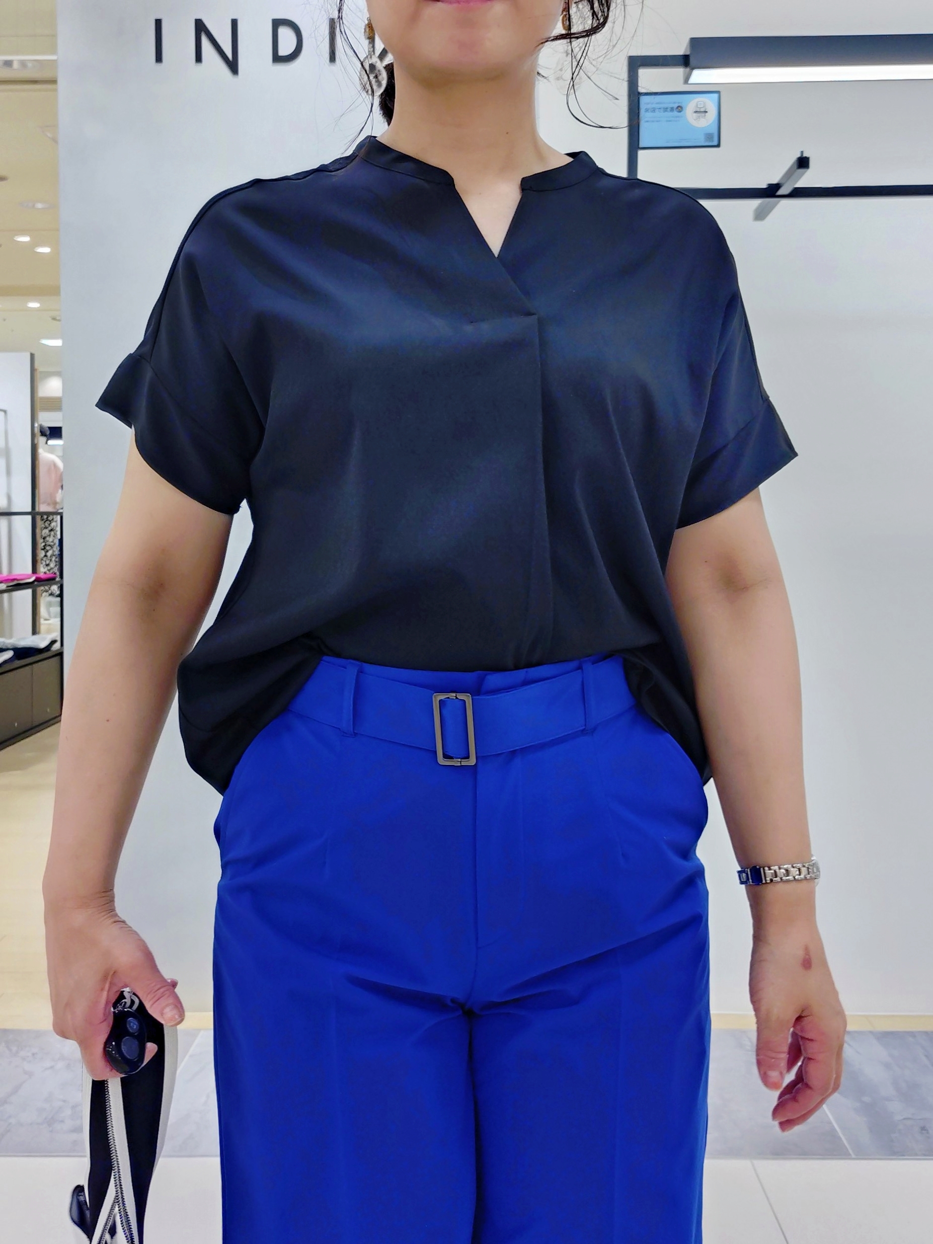 TOMOMIさんの「INDIVI｜【撥水／UVケア／SETUP可能】軽量ベルト付ワイドストレートパンツ」を使ったコーディネート