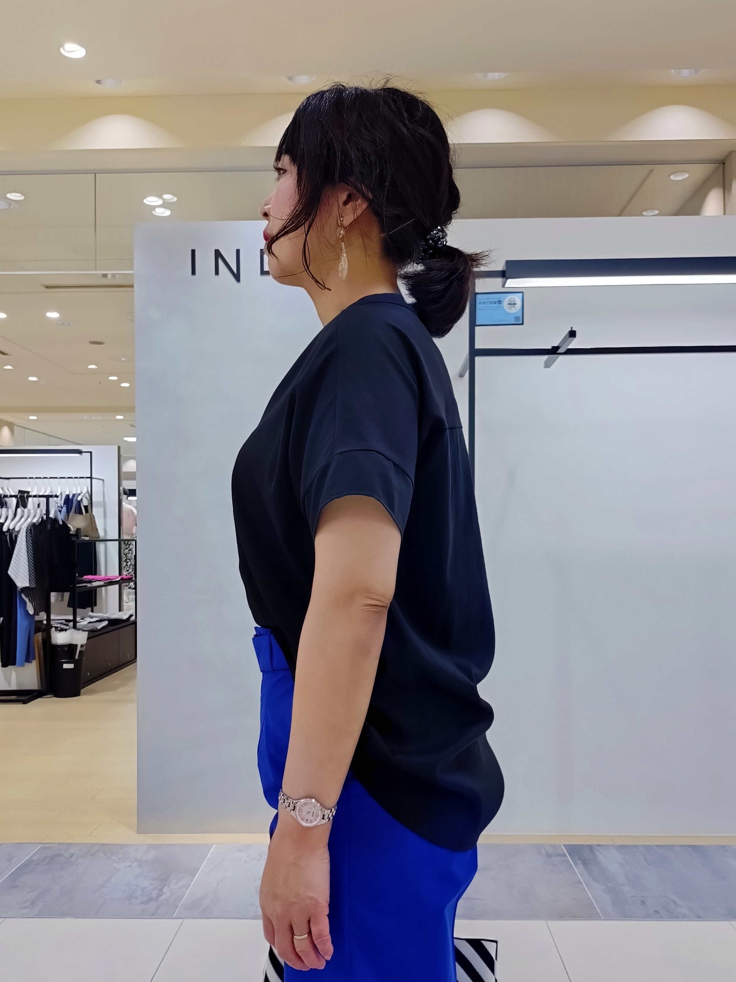 TOMOMIさんの「INDIVI｜【撥水／UVケア／SETUP可能】軽量ベルト付ワイドストレートパンツ」を使ったコーディネート