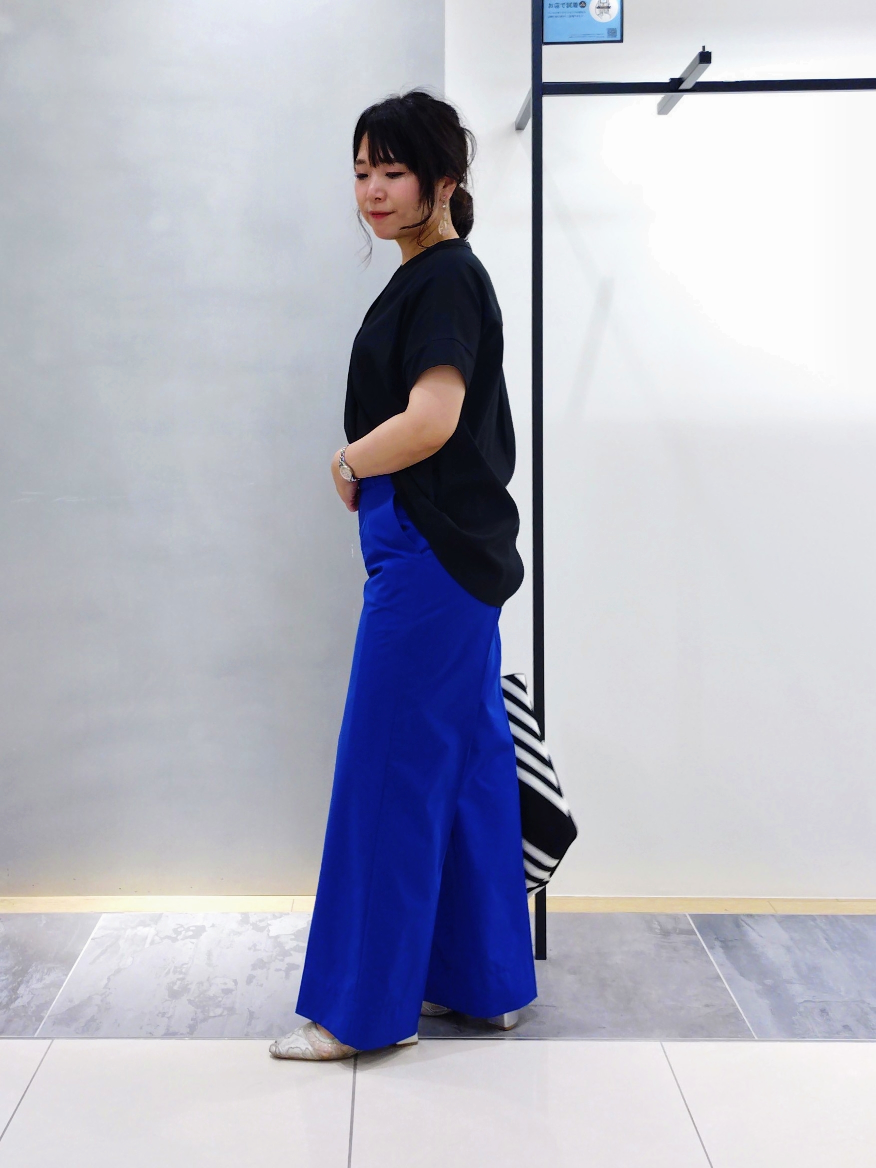 TOMOMIさんの「INDIVI｜【撥水／UVケア／SETUP可能】軽量ベルト付ワイドストレートパンツ」を使ったコーディネート