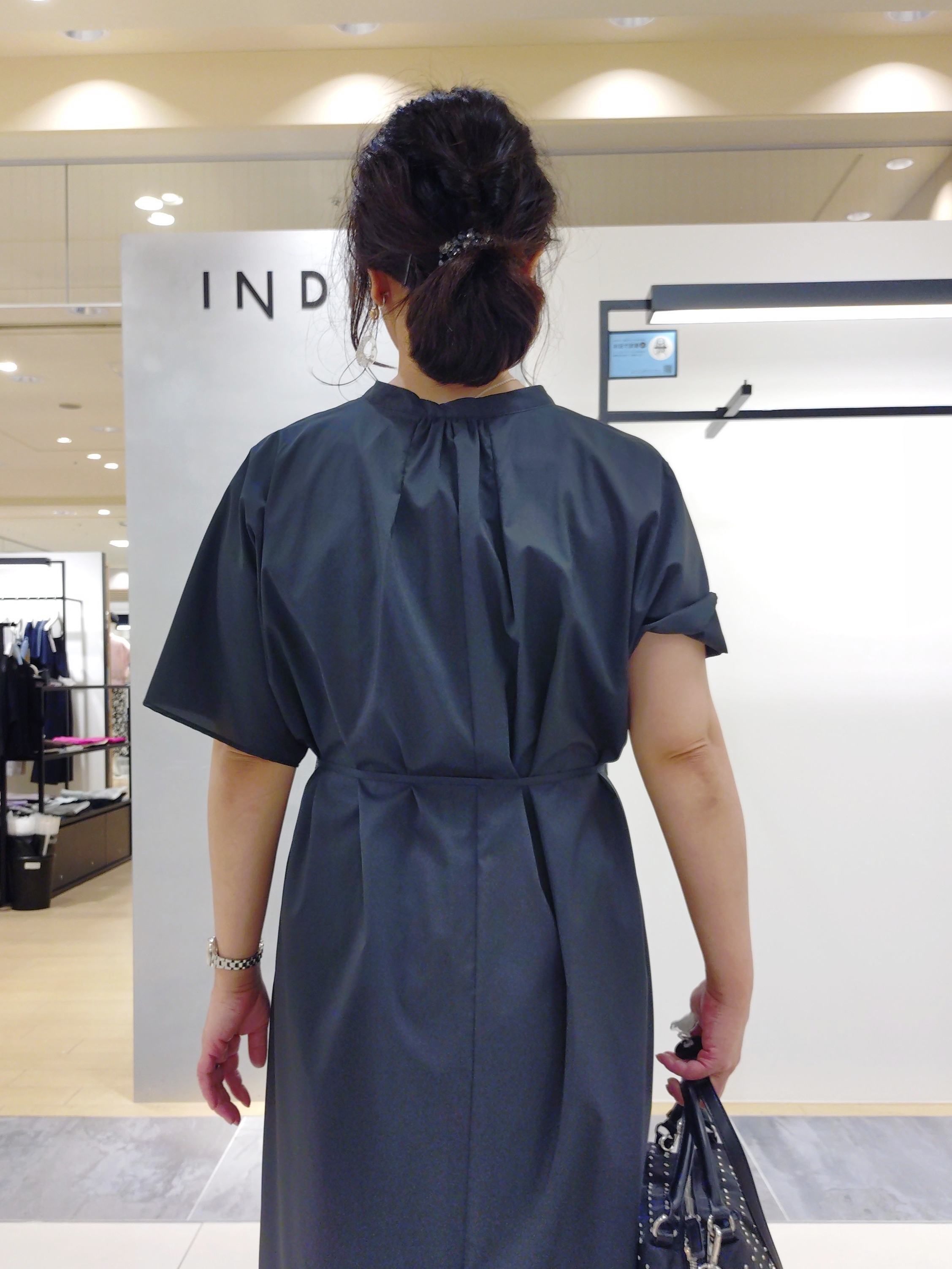 TOMOMIさんの「INDIVI｜【撥水／UVカット】ベルト付きワンピース」を使ったコーディネート