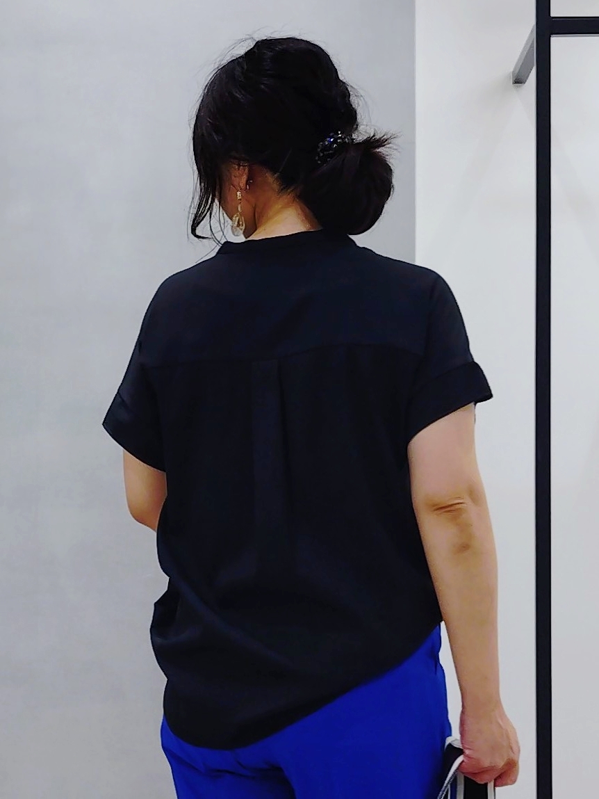TOMOMIさんの「INDIVI｜【撥水／UVケア／SETUP可能】軽量ベルト付ワイドストレートパンツ」を使ったコーディネート