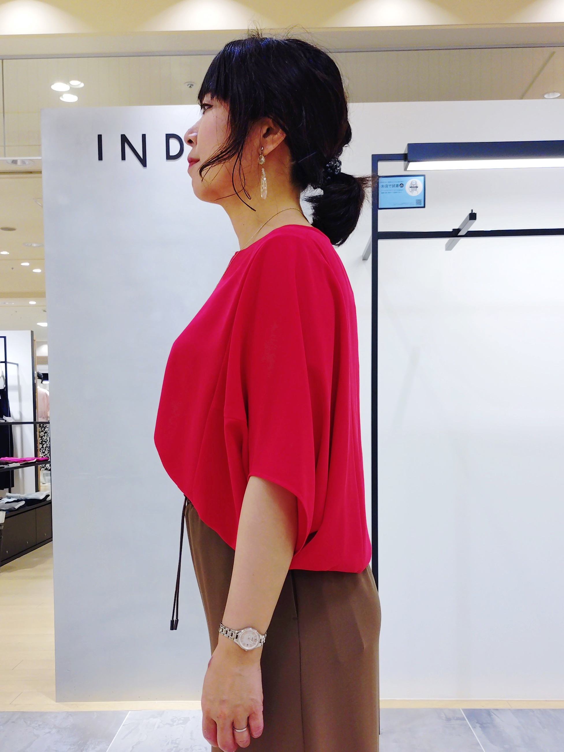 TOMOMIさんの「INDIVI｜【UVケア／接触冷感】ジョーゼットドルマンブラウス」を使ったコーディネート