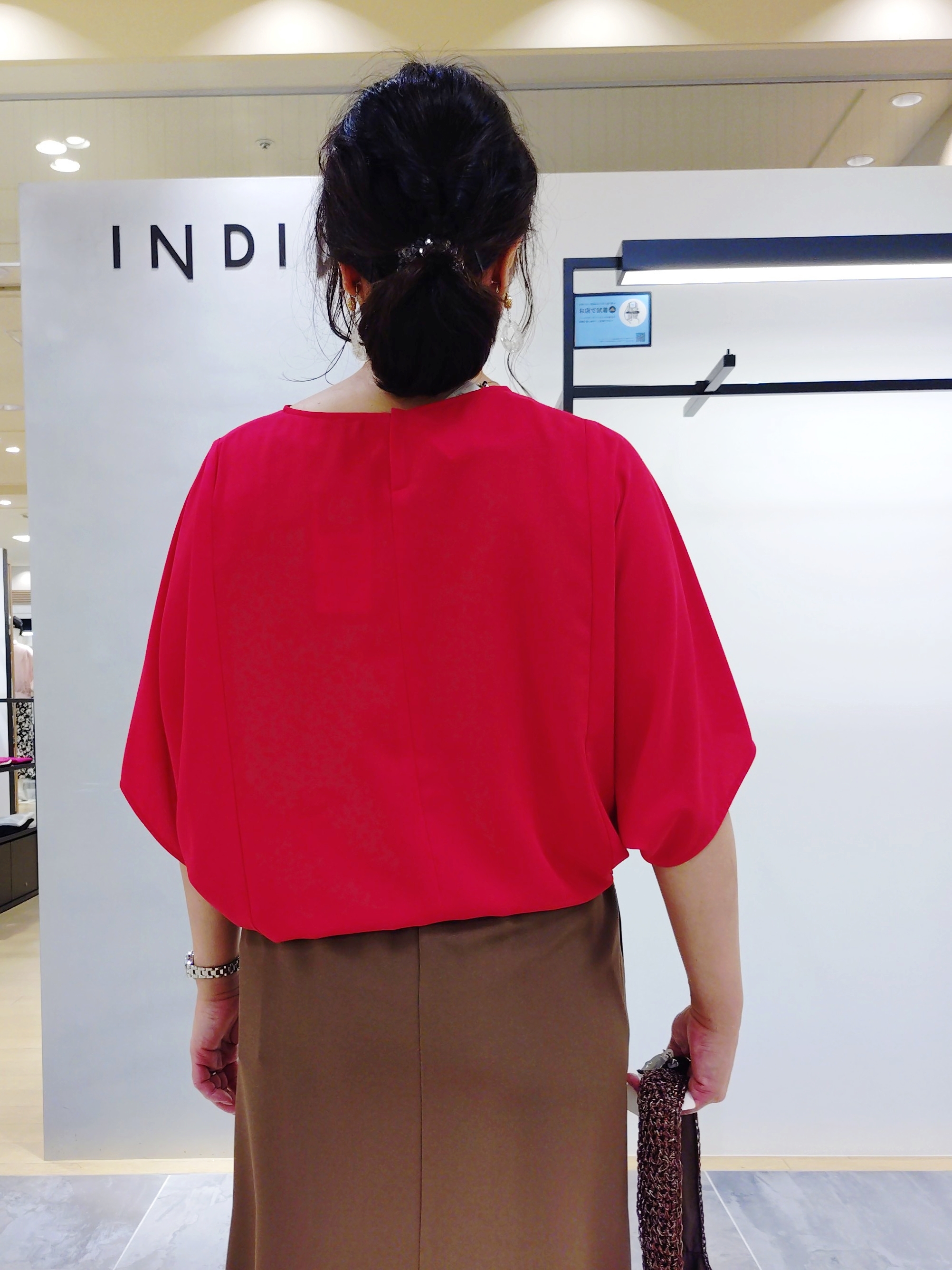 TOMOMIさんの「INDIVI｜【UVケア／接触冷感】ジョーゼットドルマンブラウス」を使ったコーディネート