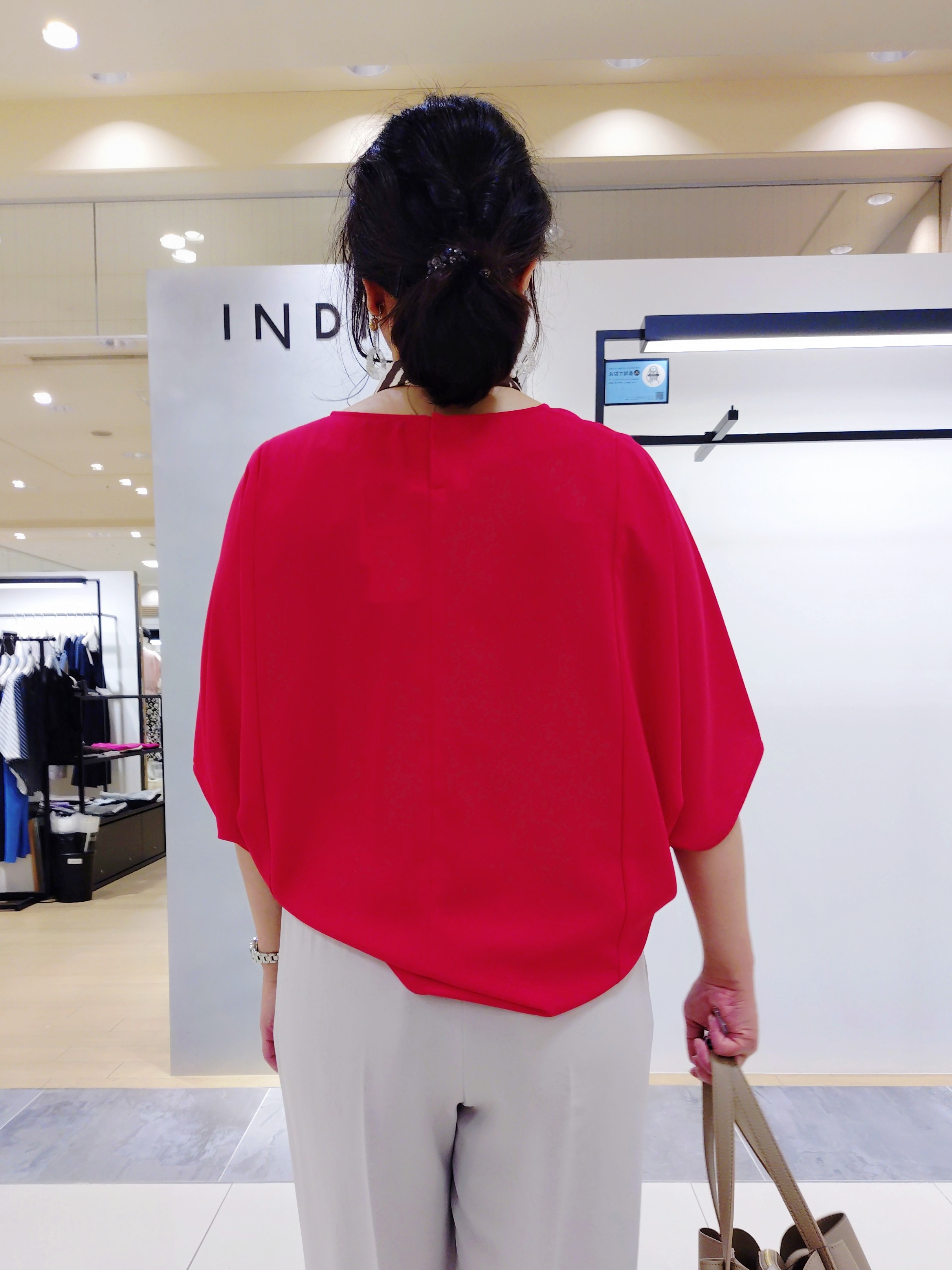 TOMOMIさんの「INDIVI｜【合皮／ミドルサイズ】春カラーフォルムバッグ」を使ったコーディネート