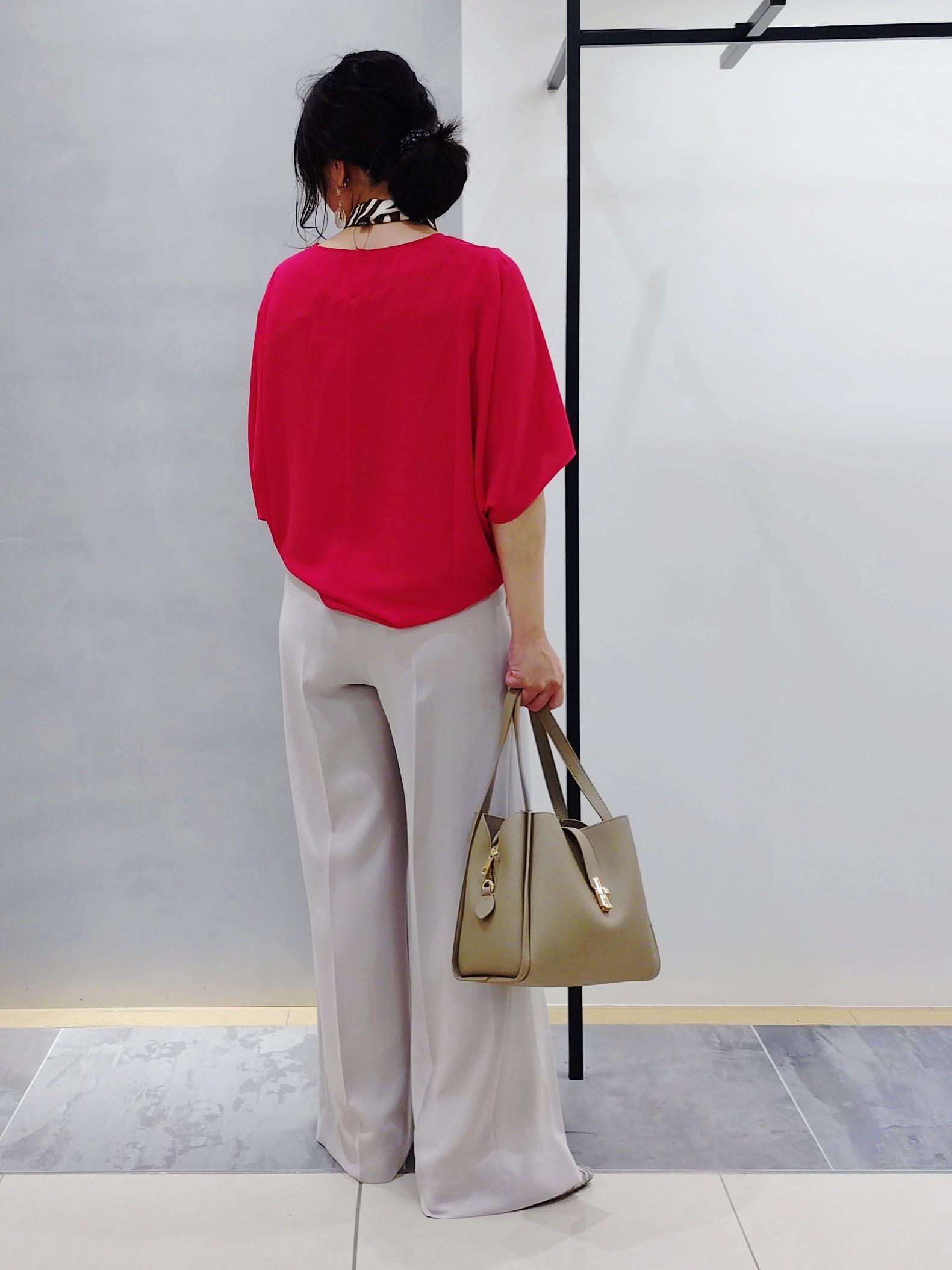 TOMOMIさんの「INDIVI｜【合皮／ミドルサイズ】春カラーフォルムバッグ」を使ったコーディネート