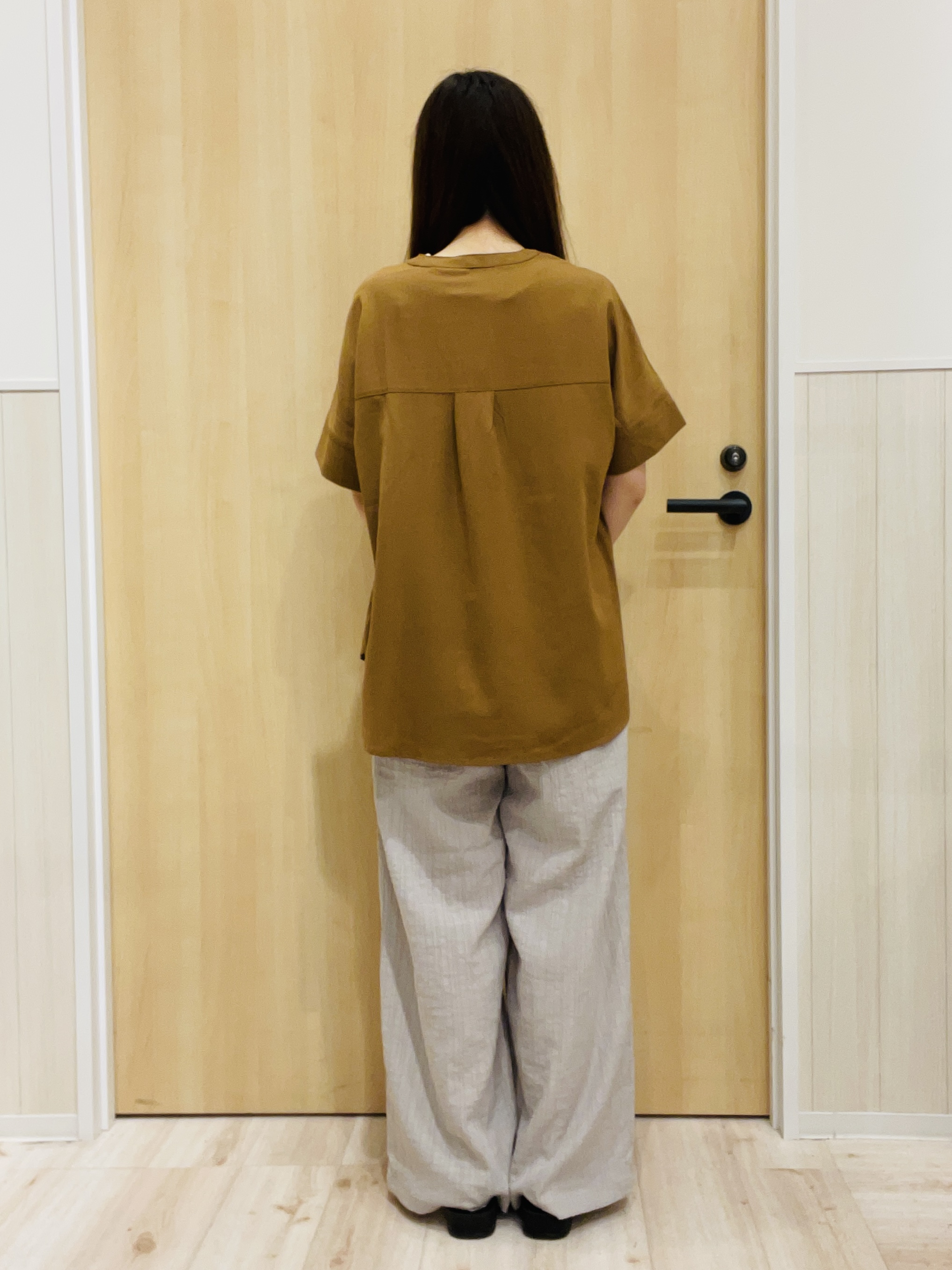 minamiさんの「SHOO･LA･RUE｜【洗濯後しわになりにくい/ひんやり/吸水速乾/UV】ダブルポケット Vネックブラウス」を使ったコーディネート