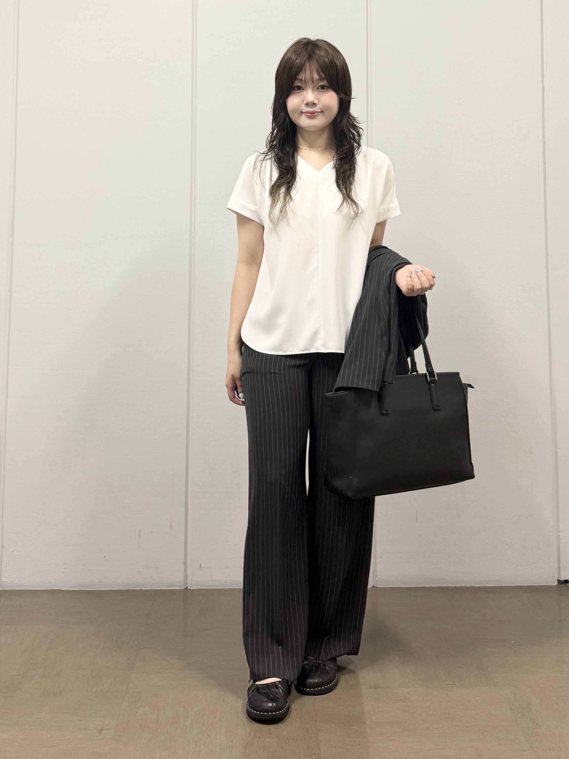 mizukiさんの「INDIVI｜【清涼感／UVケア／接触冷感】Vネックストライプブラウス」を使ったコーディネート