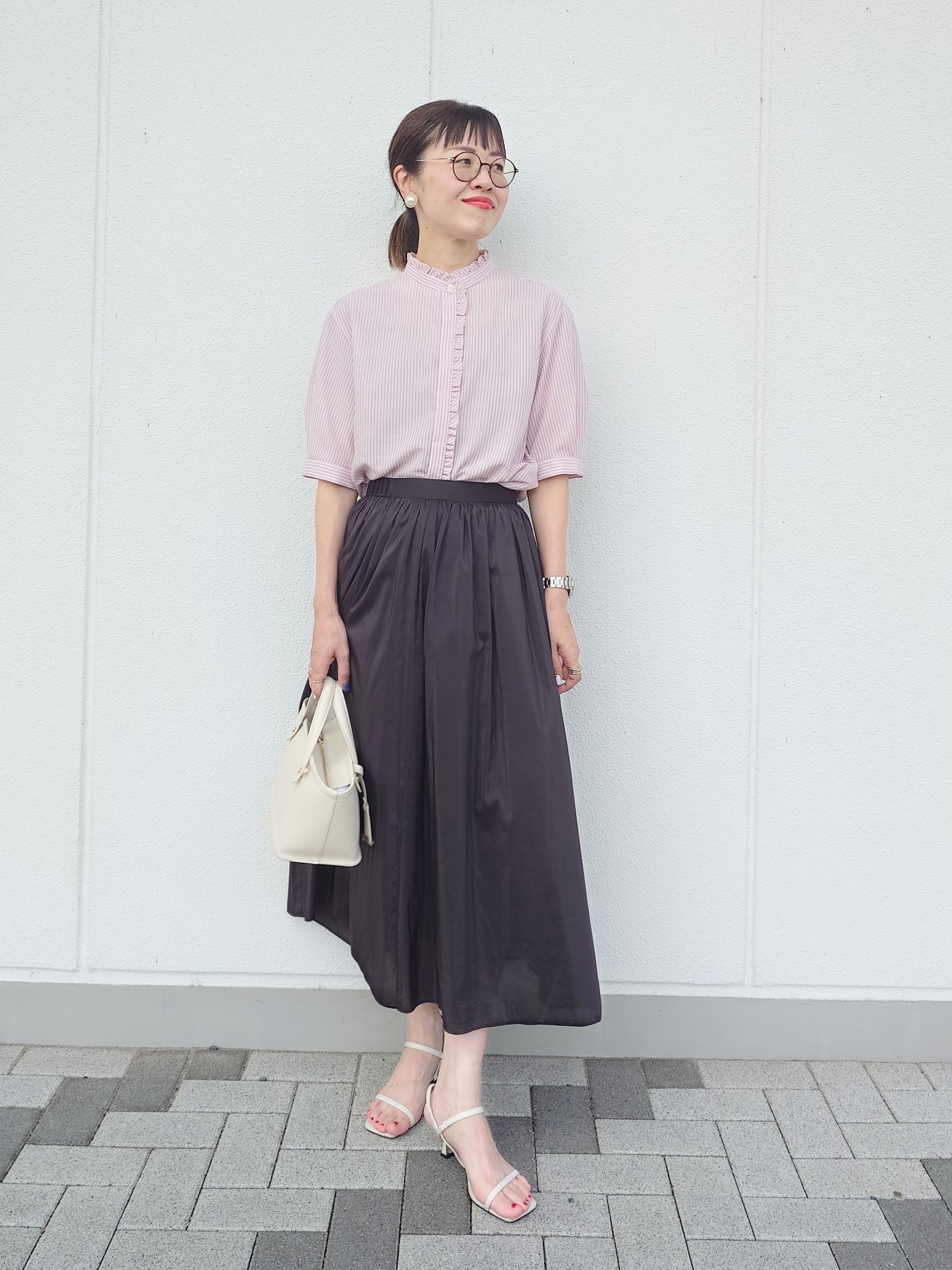 MUTSUKOさんの「UNTITLED｜【接触冷感/通気性/洗える】スタンドカラーフリルブラウス」を使ったコーディネート