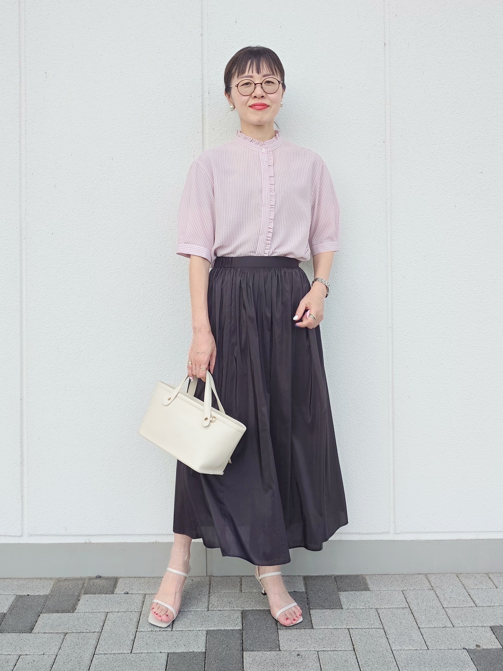 MUTSUKOさんの「UNTITLED｜【接触冷感/通気性/洗える】スタンドカラーフリルブラウス」を使ったコーディネート