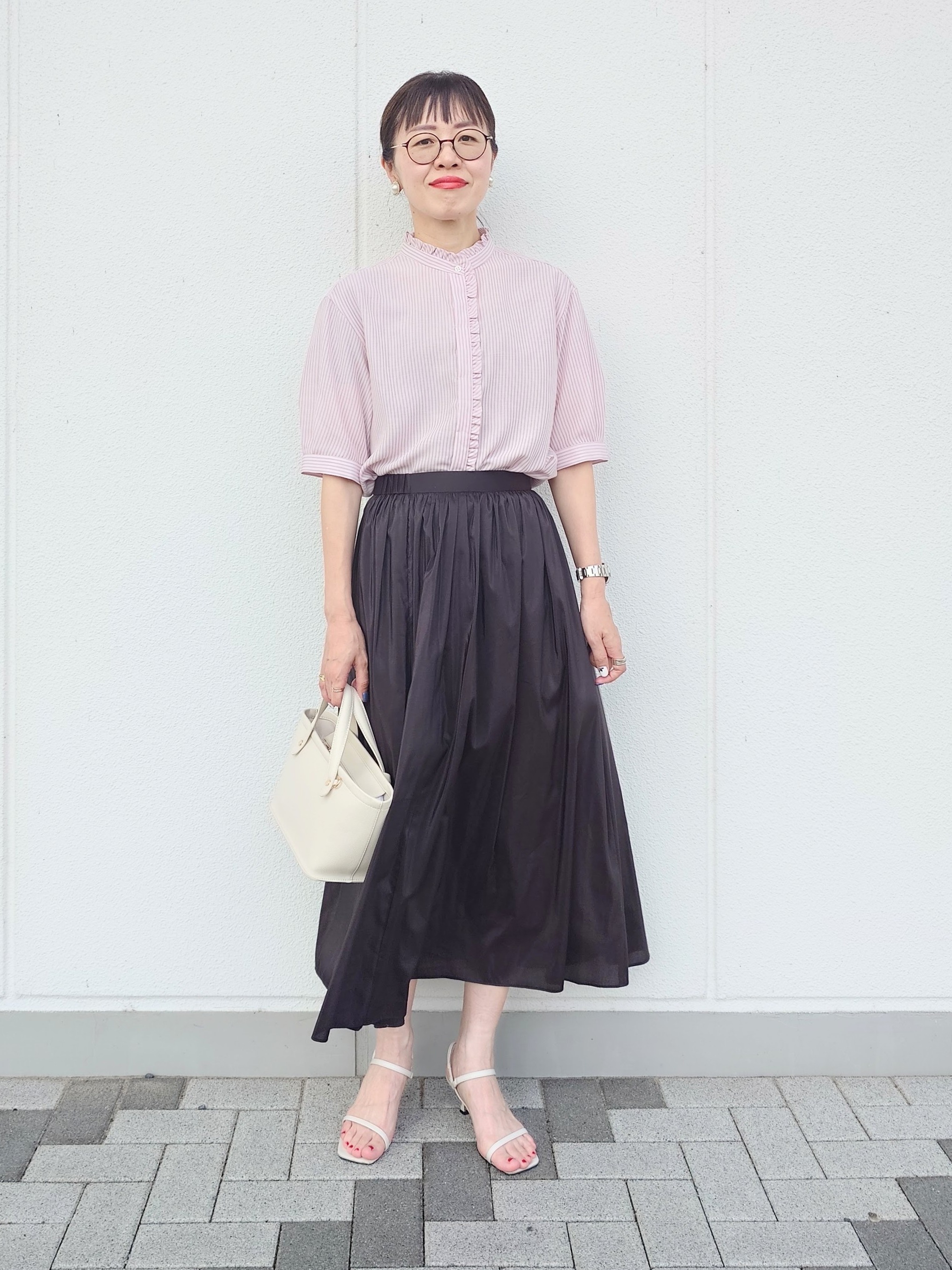 MUTSUKOさんの「UNTITLED｜【接触冷感/通気性/洗える】スタンドカラーフリルブラウス」を使ったコーディネート