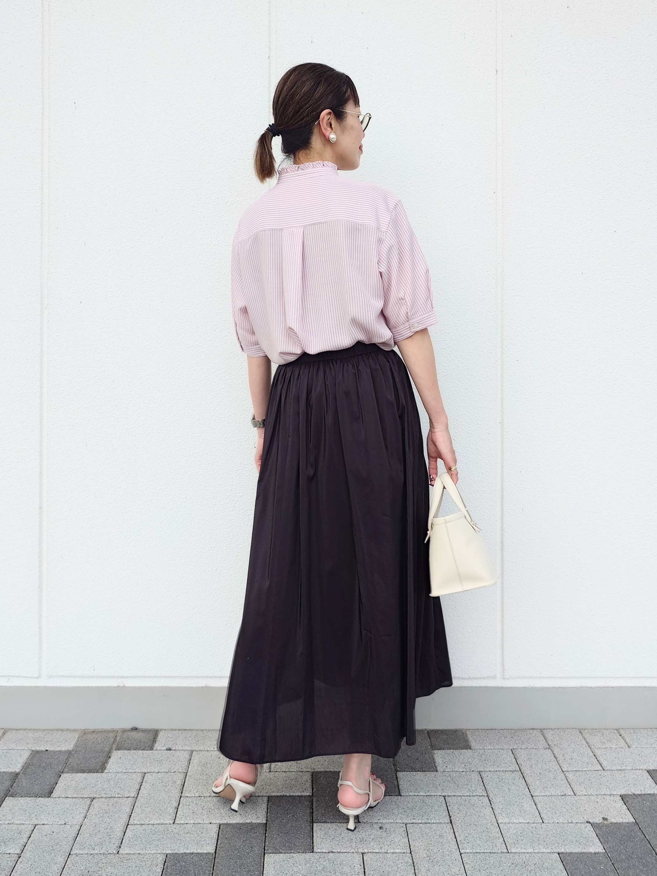 MUTSUKOさんの「UNTITLED｜【接触冷感/通気性/洗える】スタンドカラーフリルブラウス」を使ったコーディネート