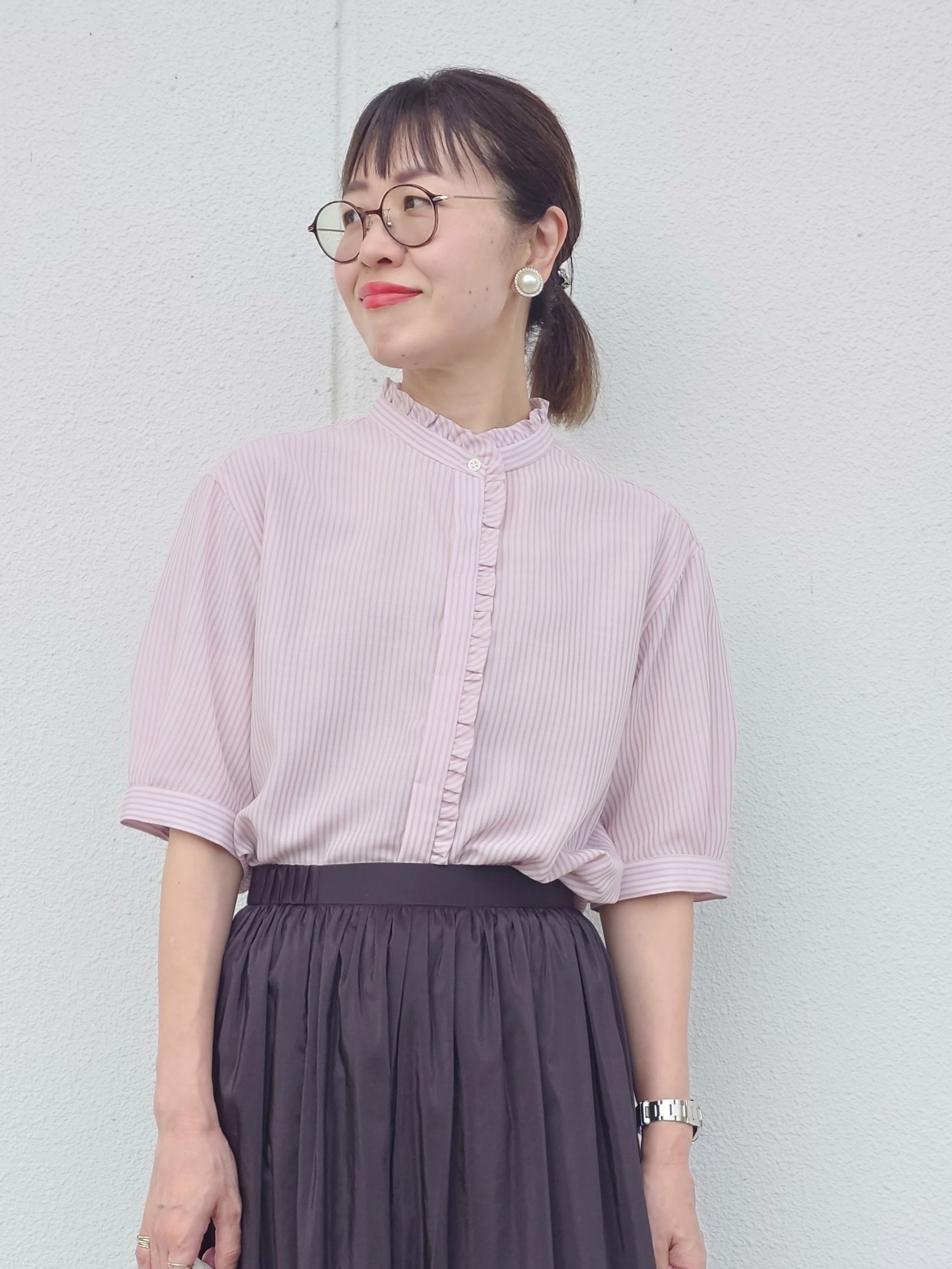 MUTSUKOさんの「UNTITLED｜【接触冷感/通気性/洗える】スタンドカラーフリルブラウス」を使ったコーディネート