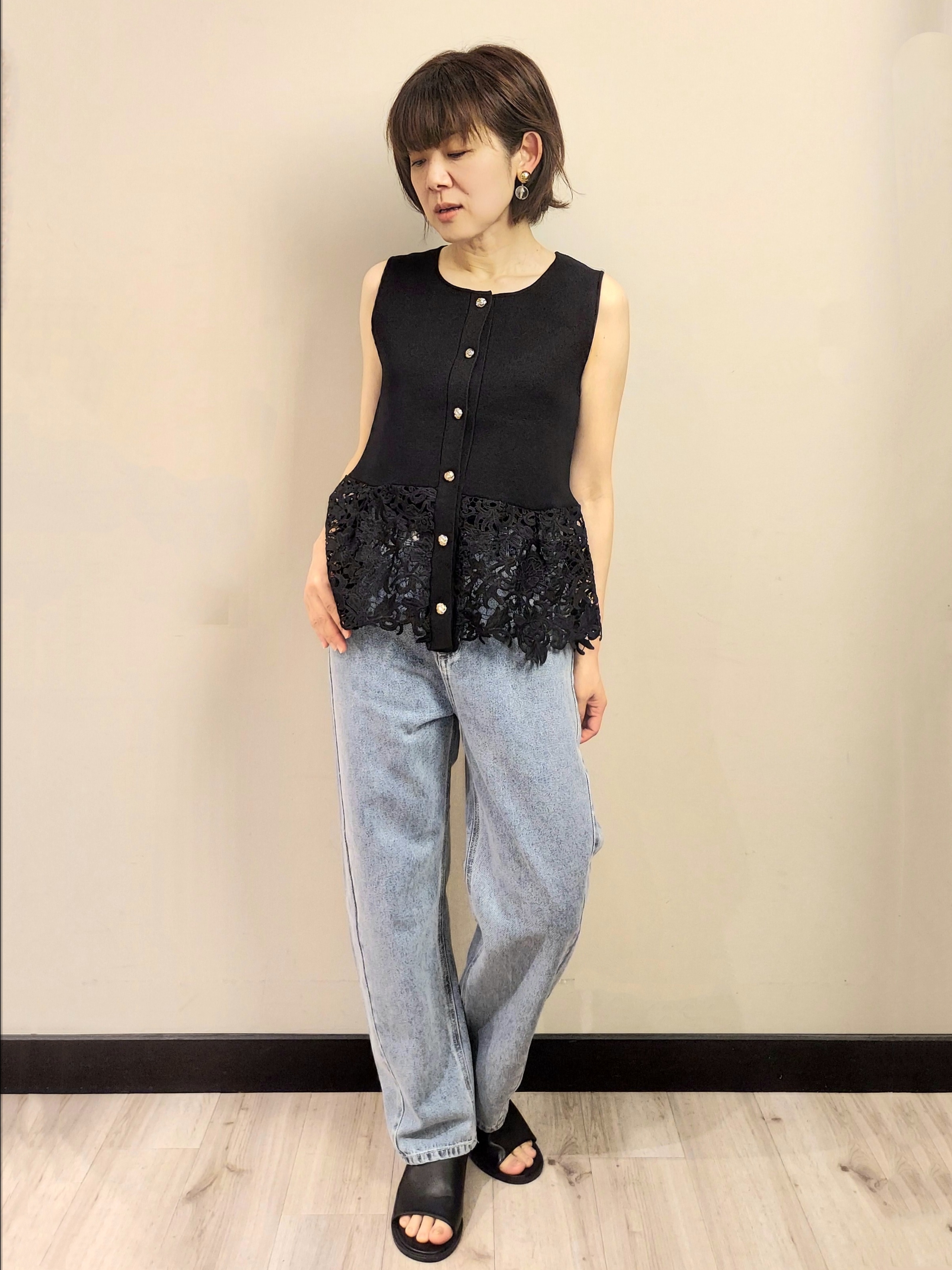 MAKIさんの「index｜レース切り替えニットジレ【洗濯機OK／抗ピル】」を使ったコーディネート