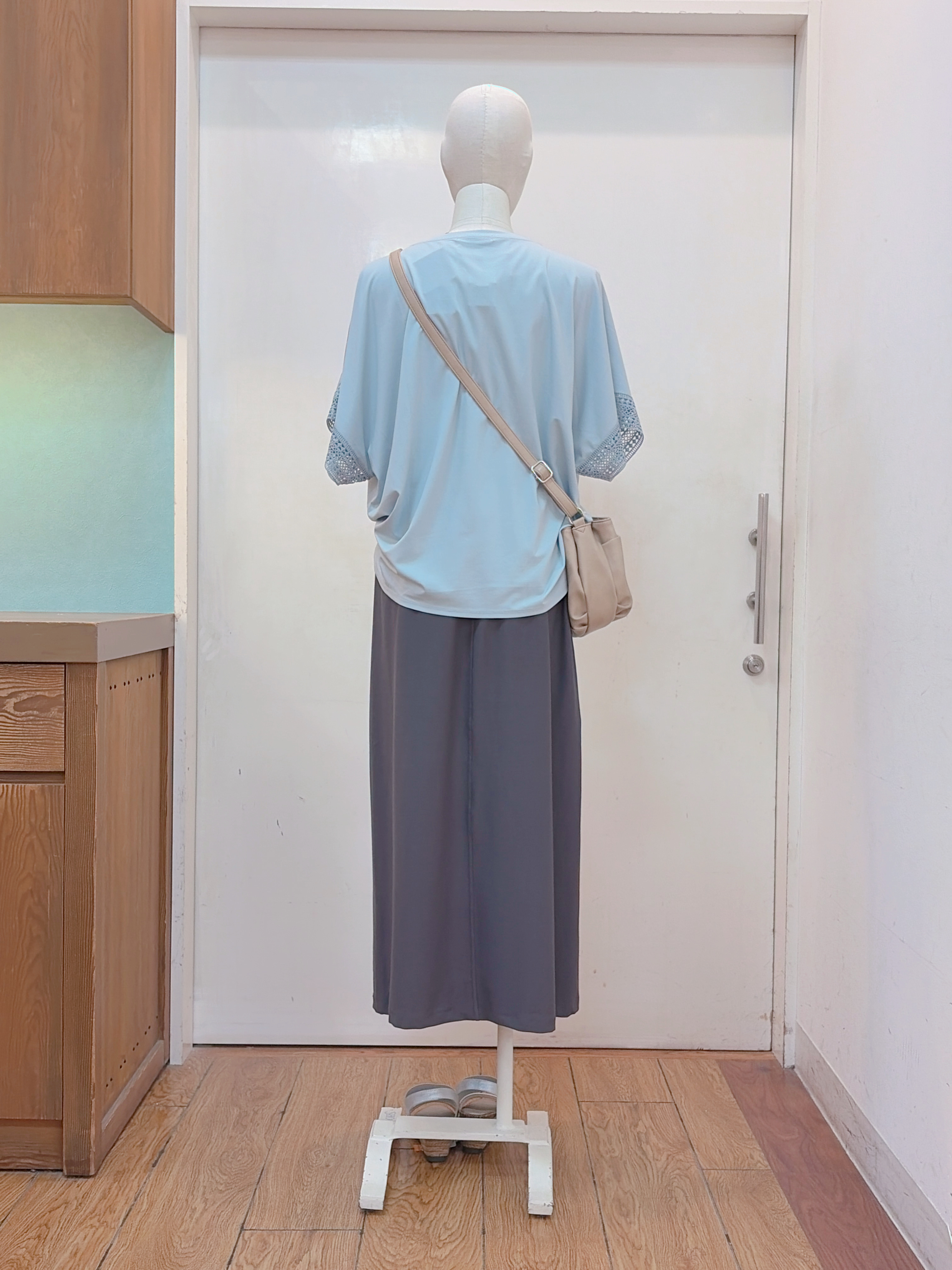 蒼さんの「SHOO･LA･RUE｜【ひんやり/UV】お袖レースが上品 ゆったりとろみトップス」を使ったコーディネート