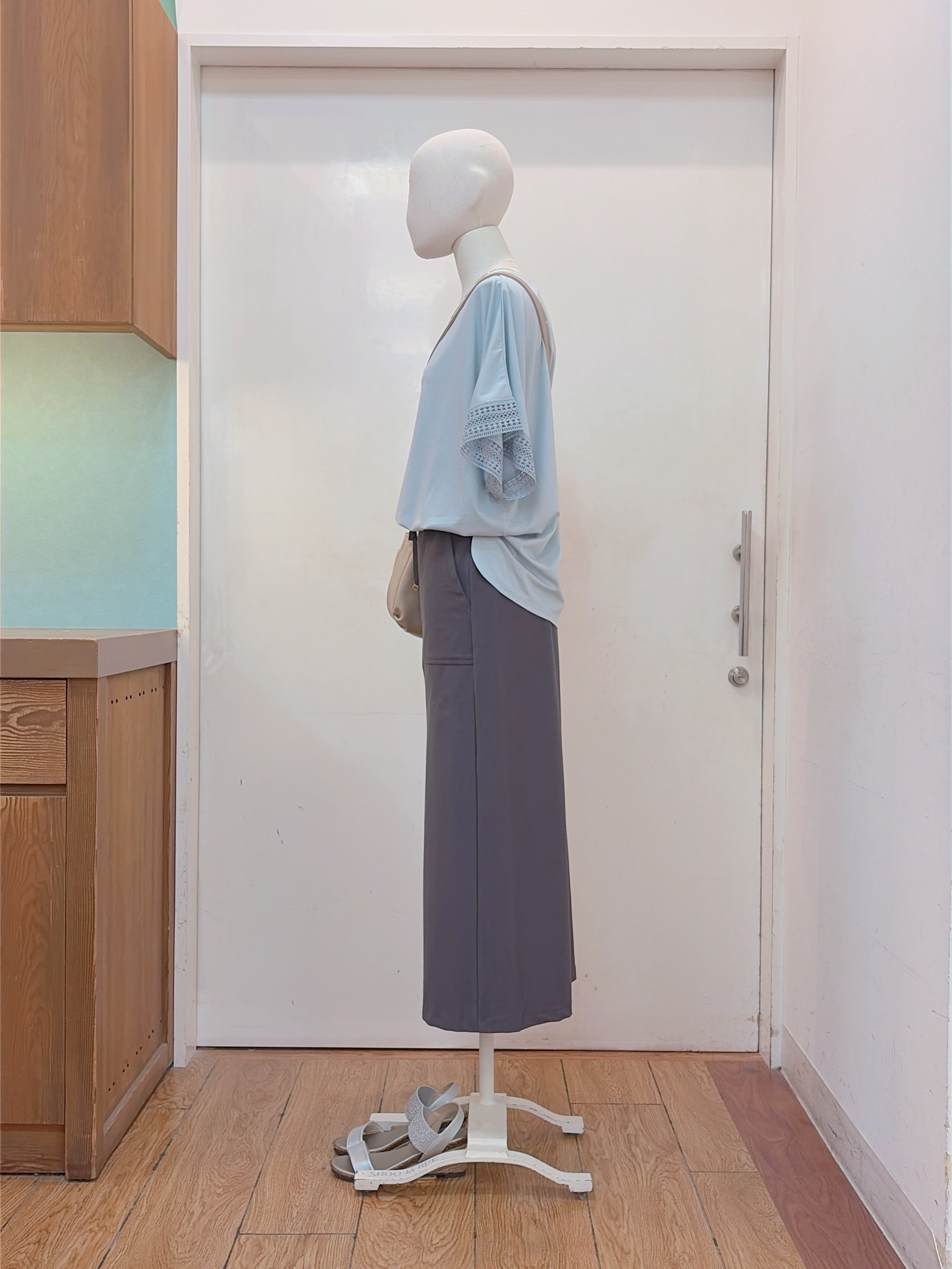 蒼さんの「SHOO･LA･RUE｜【ひんやり/UV】お袖レースが上品 ゆったりとろみトップス」を使ったコーディネート