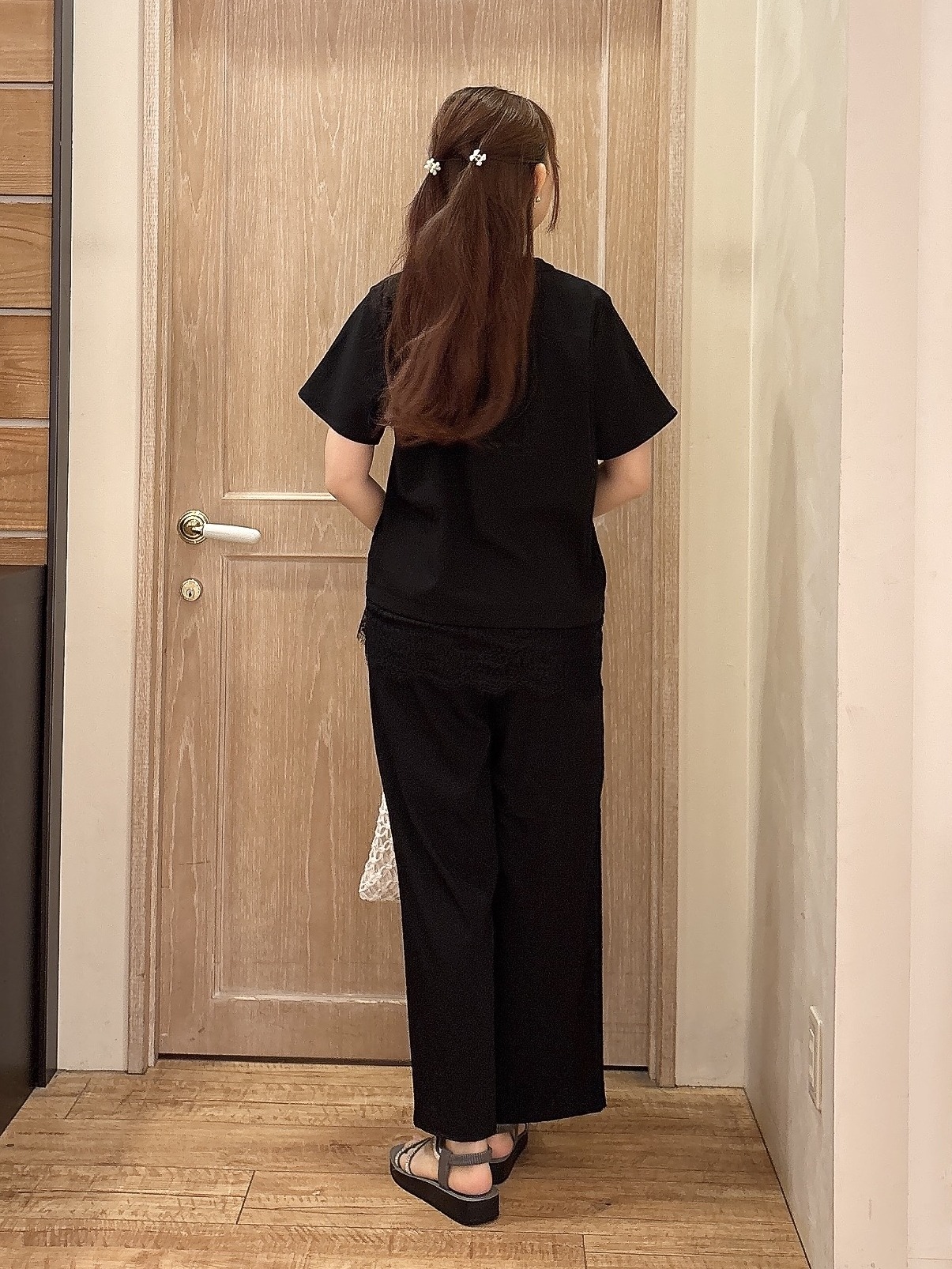 miiさんの「SHOO･LA･RUE｜【S-LL/洗濯機可】軽凛(かろりん)ひんやり スキッパー裾レースブラウス」を使ったコーディネート