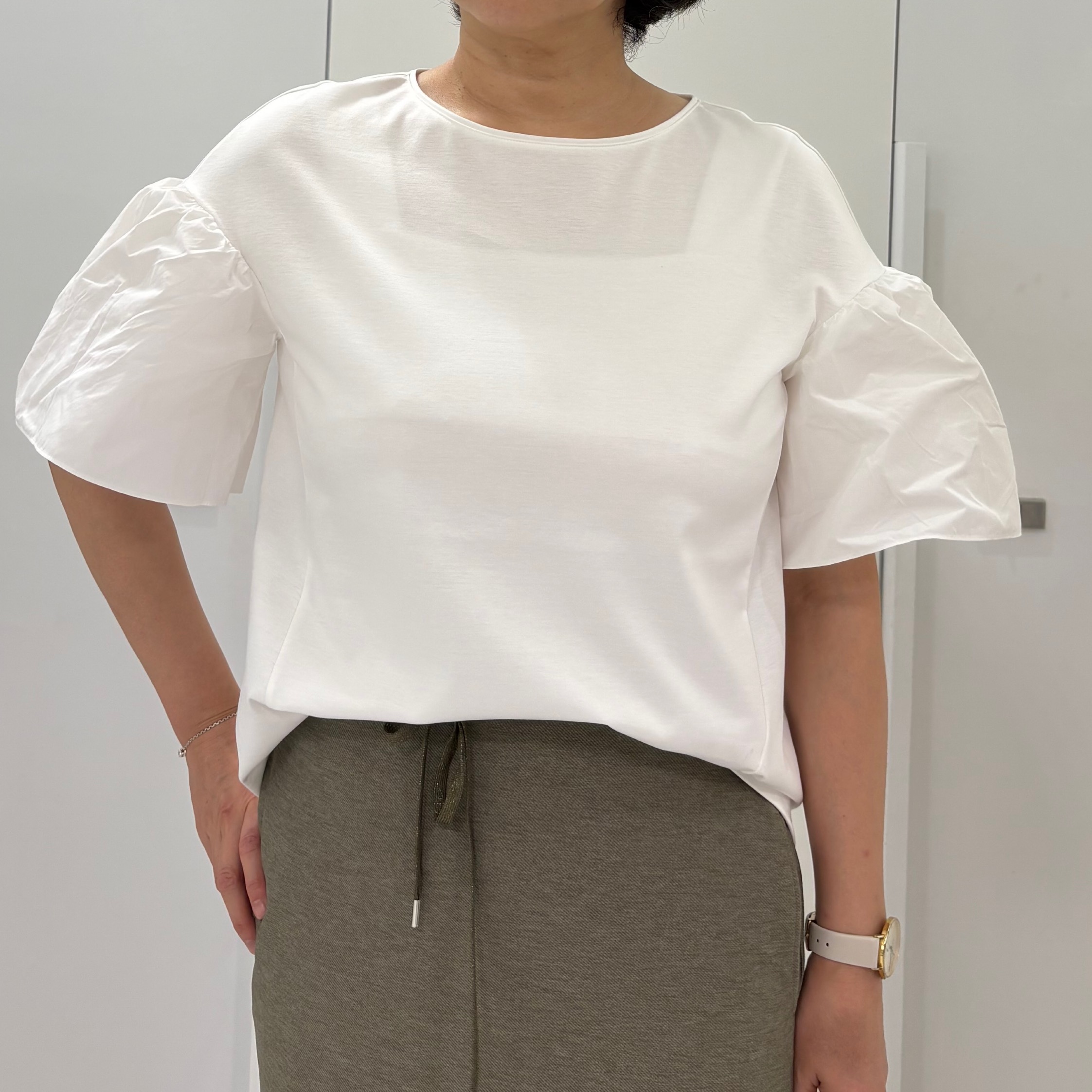 hIさんの「COUP DE CHANCE｜【手洗い可／日本製】ギャザーフレアスリーブ　プルオーバー」を使ったコーディネート