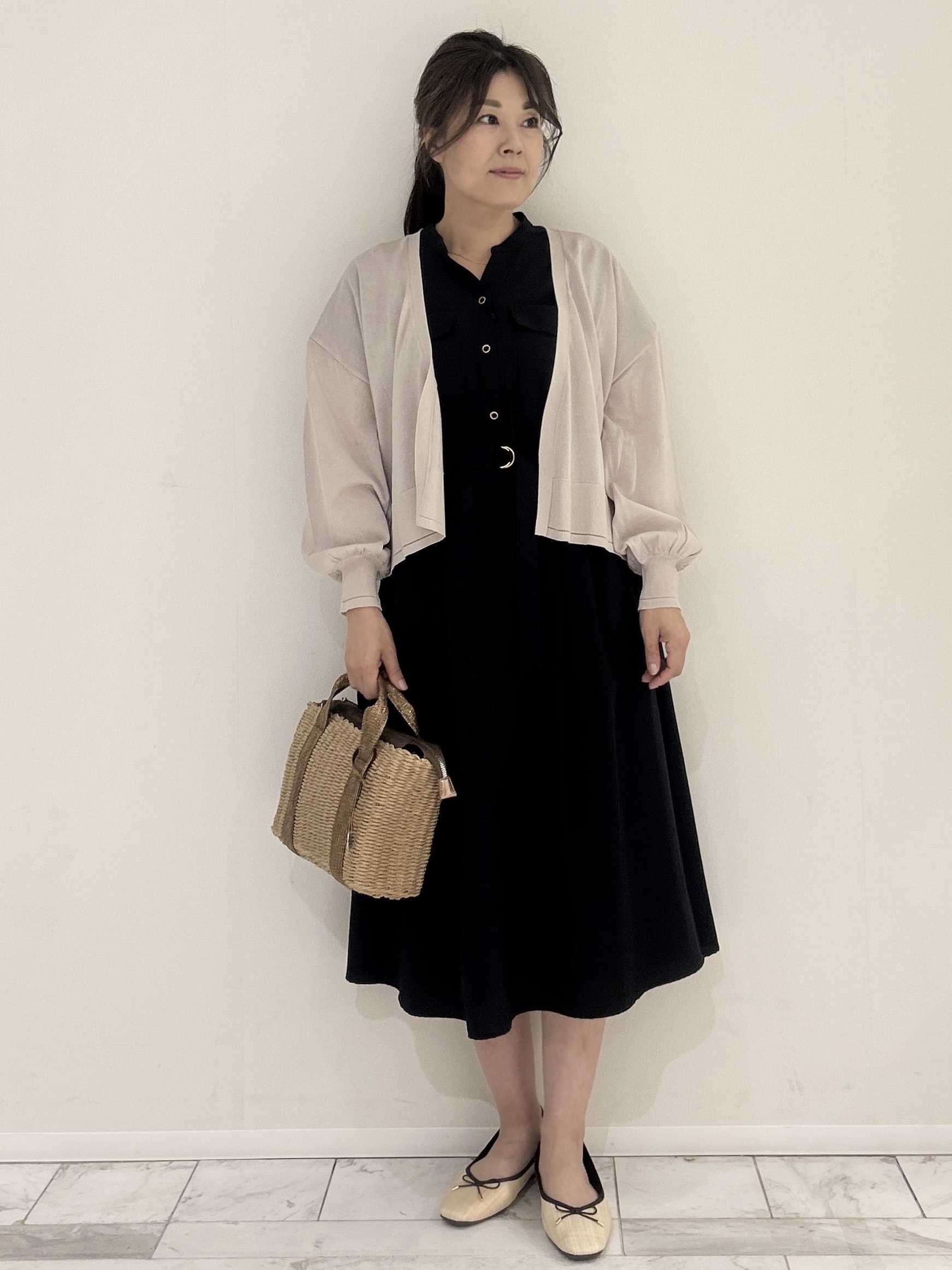 りなさんの「OPAQUE.CLIP｜【接触冷感】シアーショートトッパーカーディガン《洗濯機OK／抗ピル》」を使ったコーディネート