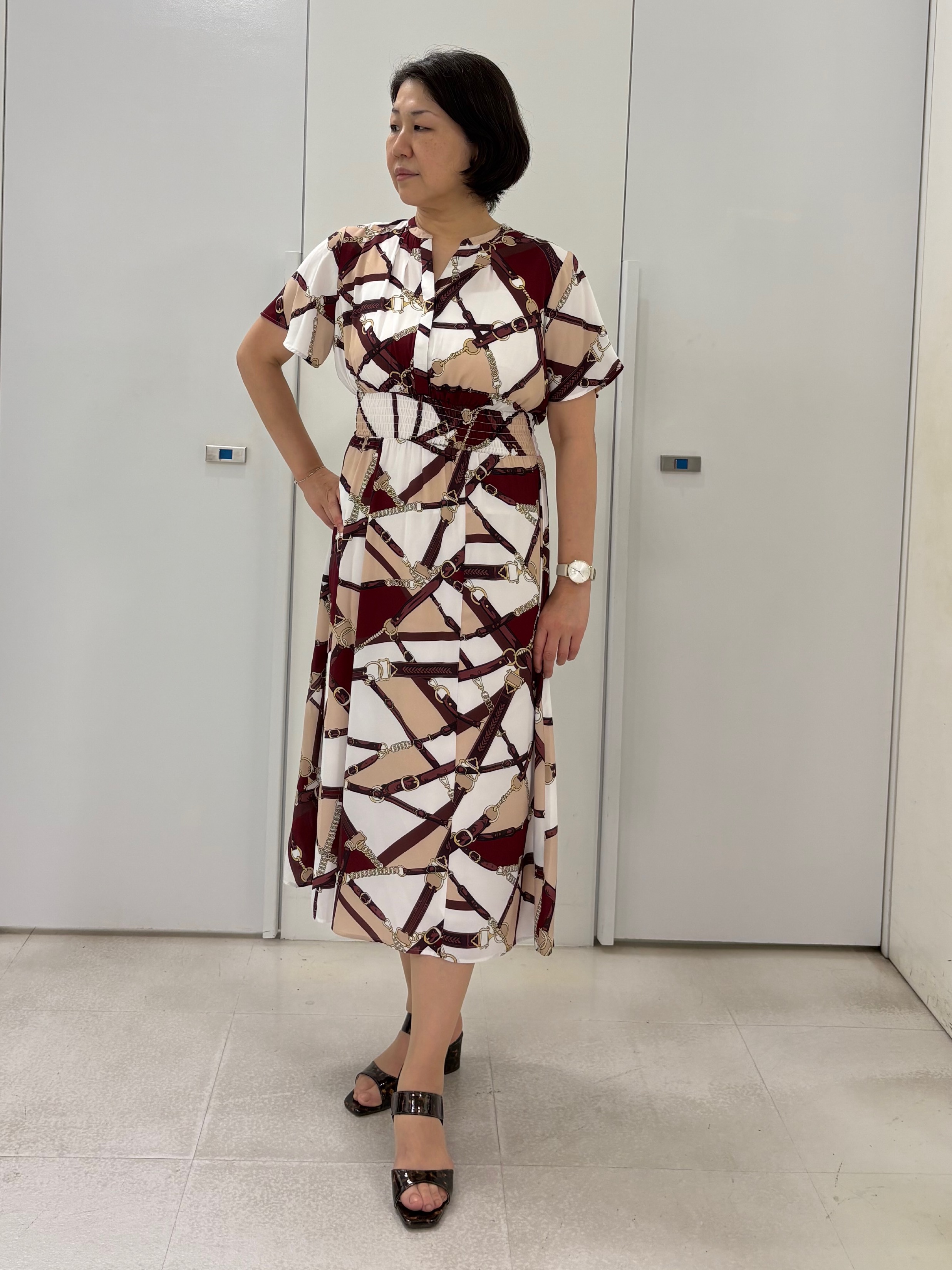 hIさんの「COUP DE CHANCE｜【手洗い可】スカーフ柄ワンピース」を使ったコーディネート
