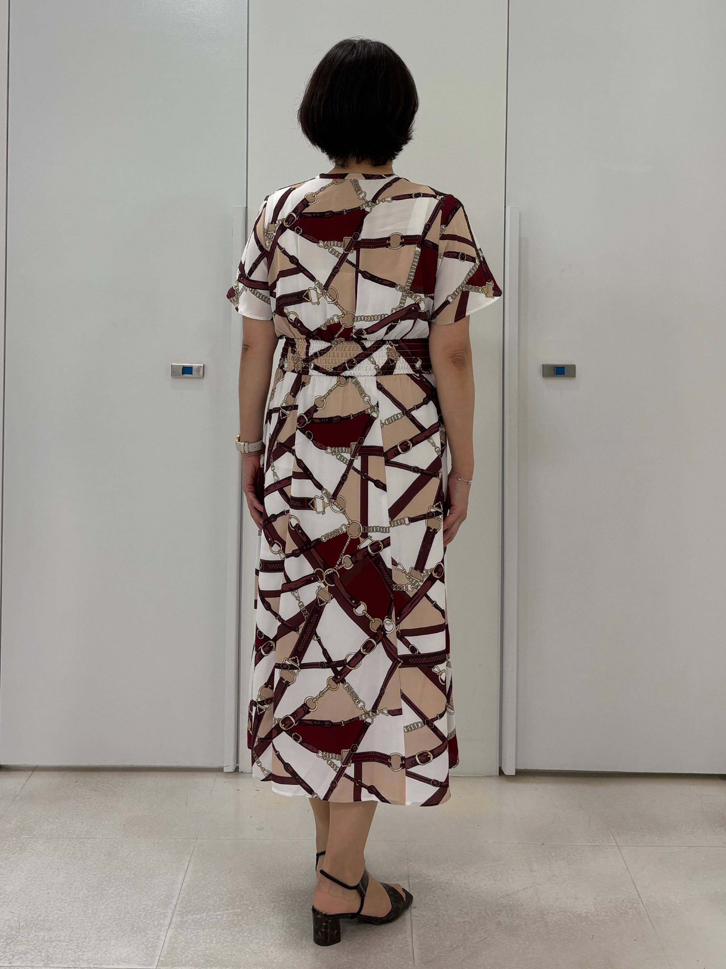 hIさんの「COUP DE CHANCE｜【手洗い可】スカーフ柄ワンピース」を使ったコーディネート