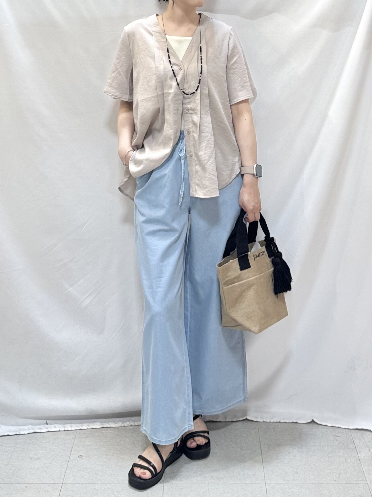 𝐇𝐢𝐫𝐨𝐦𝐢さんの「SHOO･LA･RUE｜【セットアップ可/洗濯機可】サラっと着られる 麻調Ⅴネックタックブラウス」を使ったコーディネート