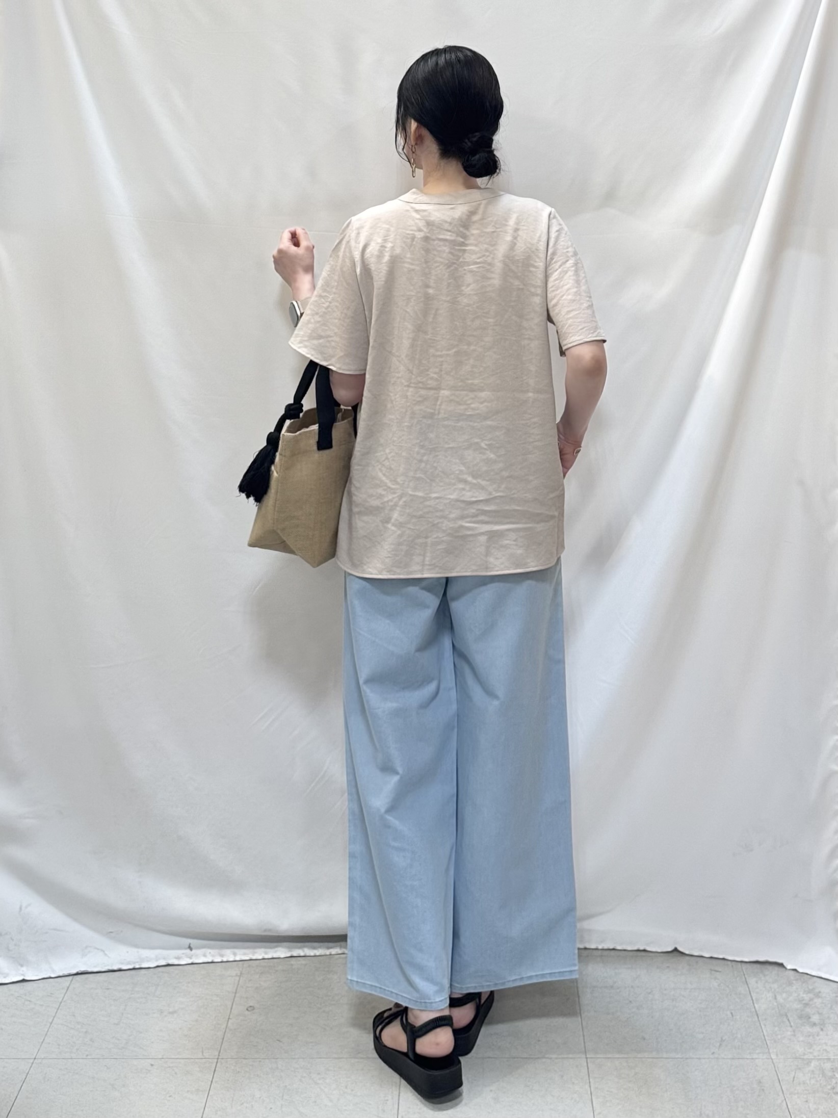 𝐇𝐢𝐫𝐨𝐦𝐢さんの「SHOO･LA･RUE｜【セットアップ可/洗濯機可】サラっと着られる 麻調Ⅴネックタックブラウス」を使ったコーディネート