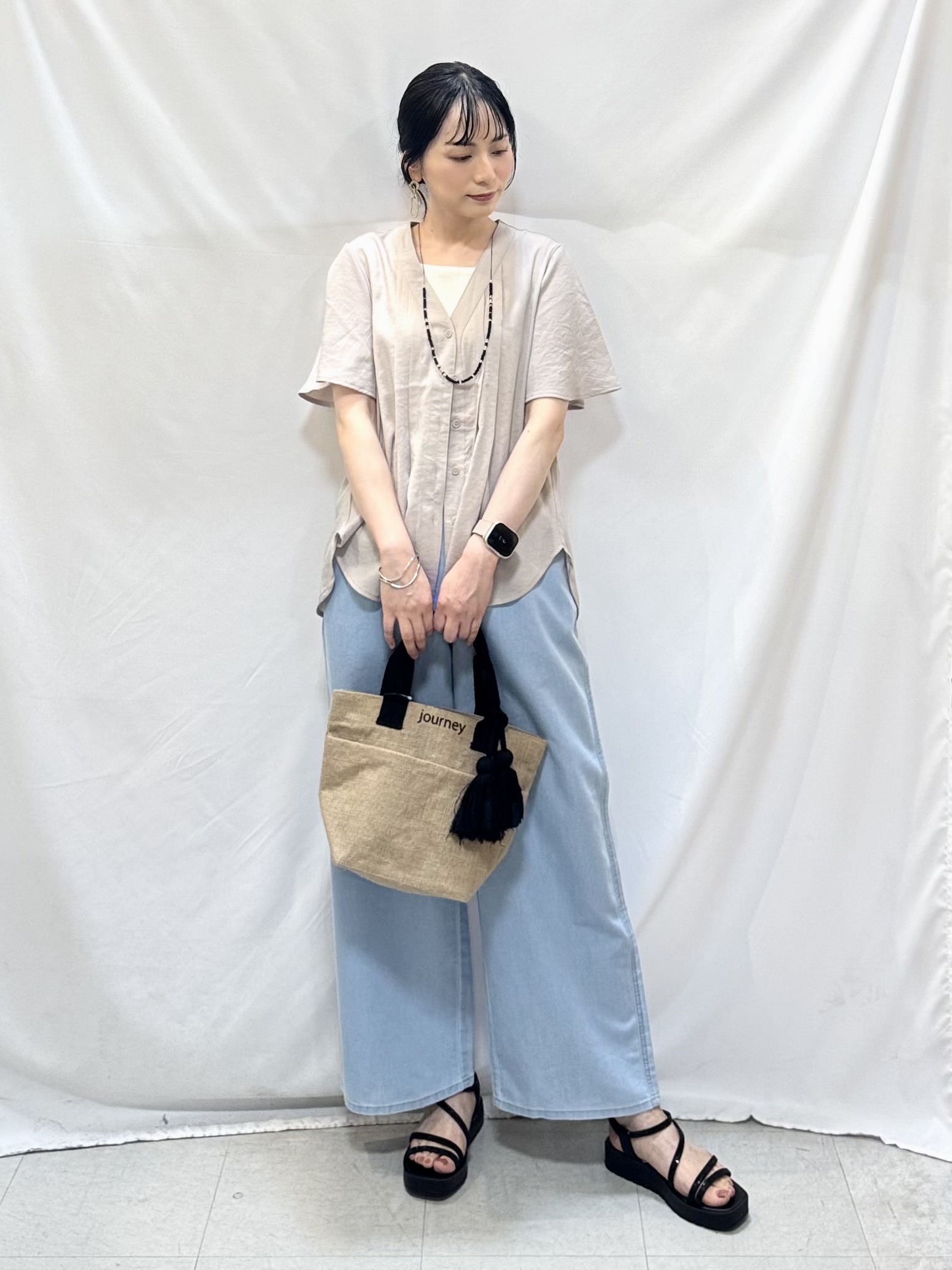 𝐇𝐢𝐫𝐨𝐦𝐢さんの「SHOO･LA･RUE｜【セットアップ可/洗濯機可】サラっと着られる 麻調Ⅴネックタックブラウス」を使ったコーディネート