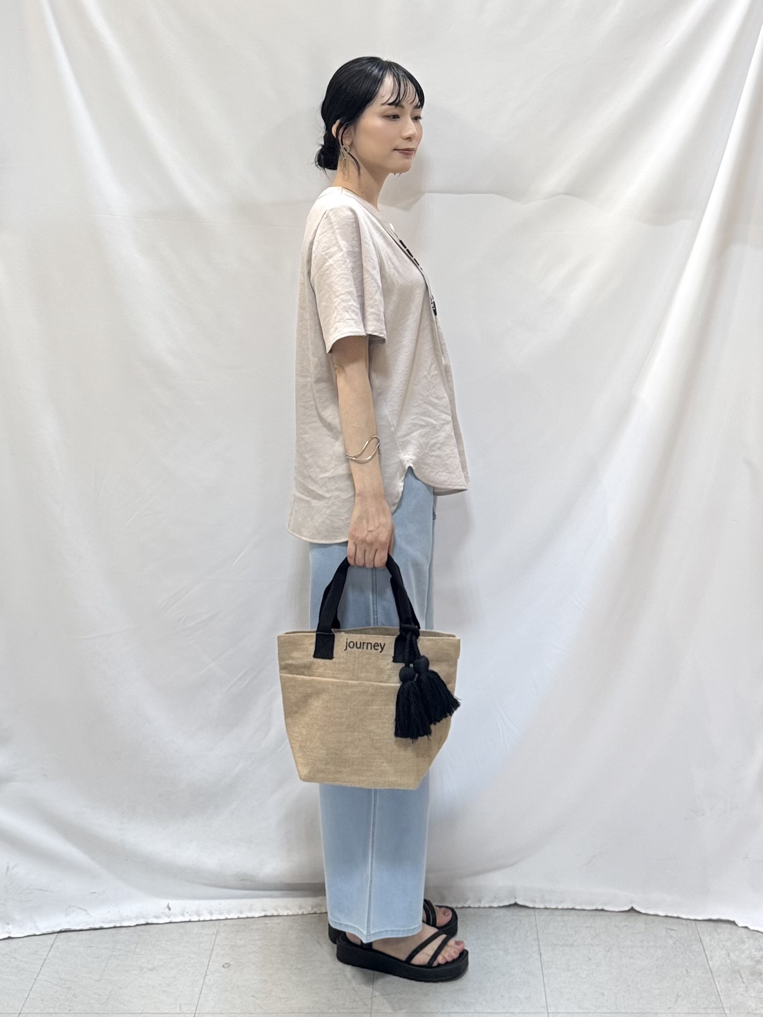𝐇𝐢𝐫𝐨𝐦𝐢さんの「SHOO･LA･RUE｜【セットアップ可/洗濯機可】サラっと着られる 麻調Ⅴネックタックブラウス」を使ったコーディネート