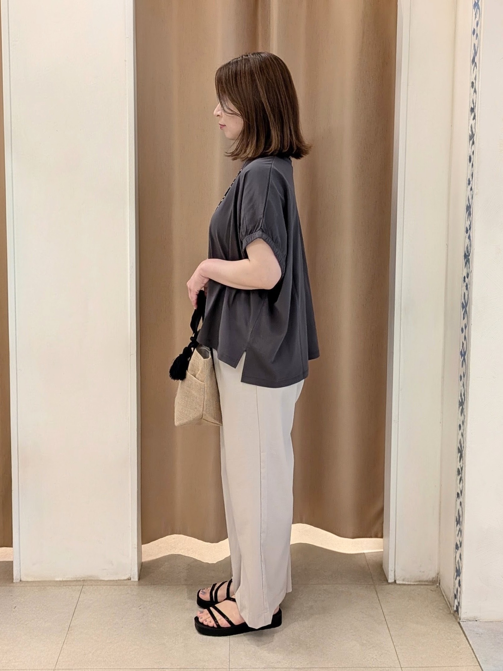 junさんの「SHOO･LA･RUE｜【ひんやり/洗濯機可】シンプルにこなれて見せる お袖ギャザードルマンTシャツ」を使ったコーディネート