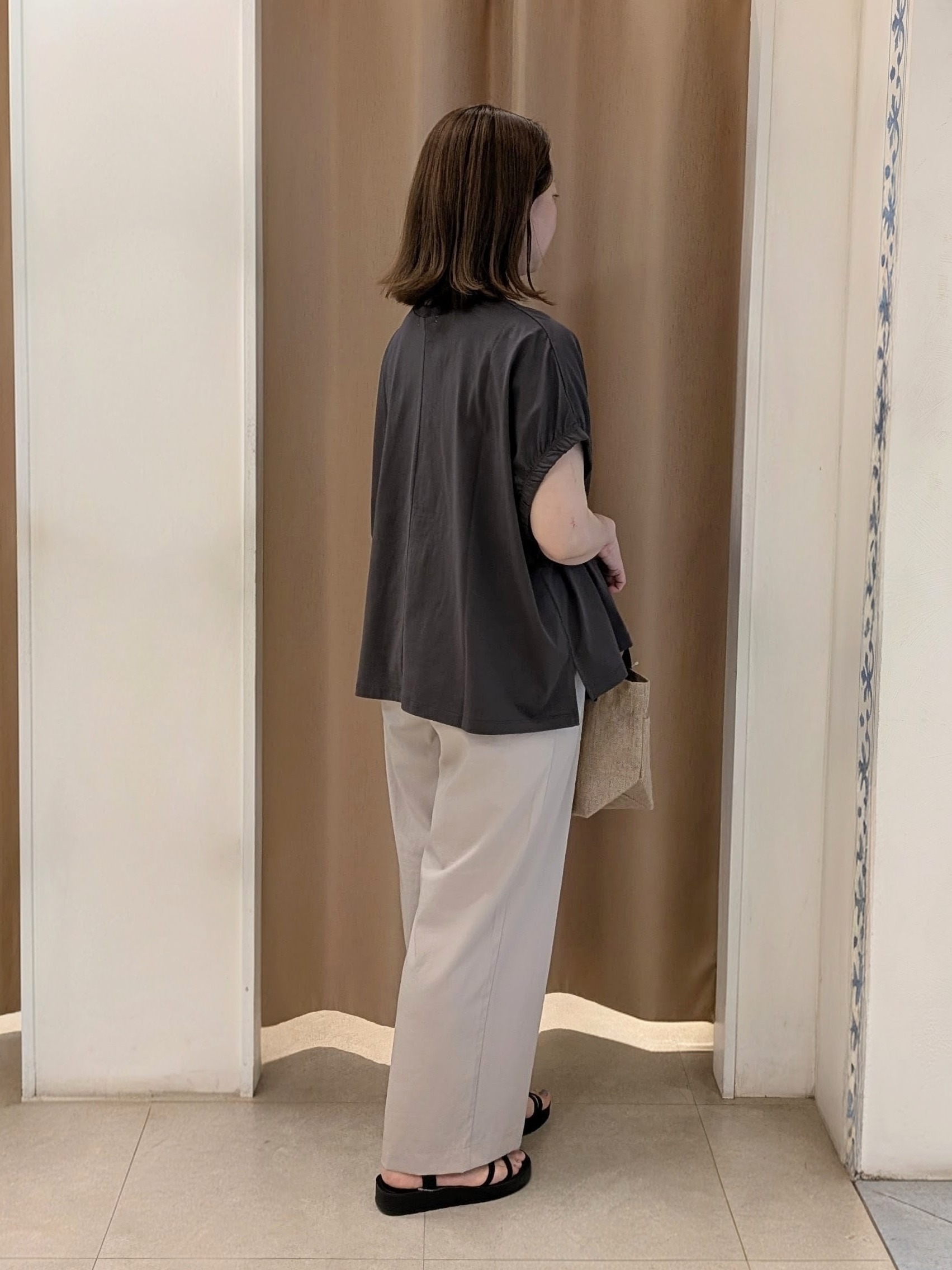 junさんの「SHOO･LA･RUE｜【ひんやり/洗濯機可】シンプルにこなれて見せる お袖ギャザードルマンTシャツ」を使ったコーディネート
