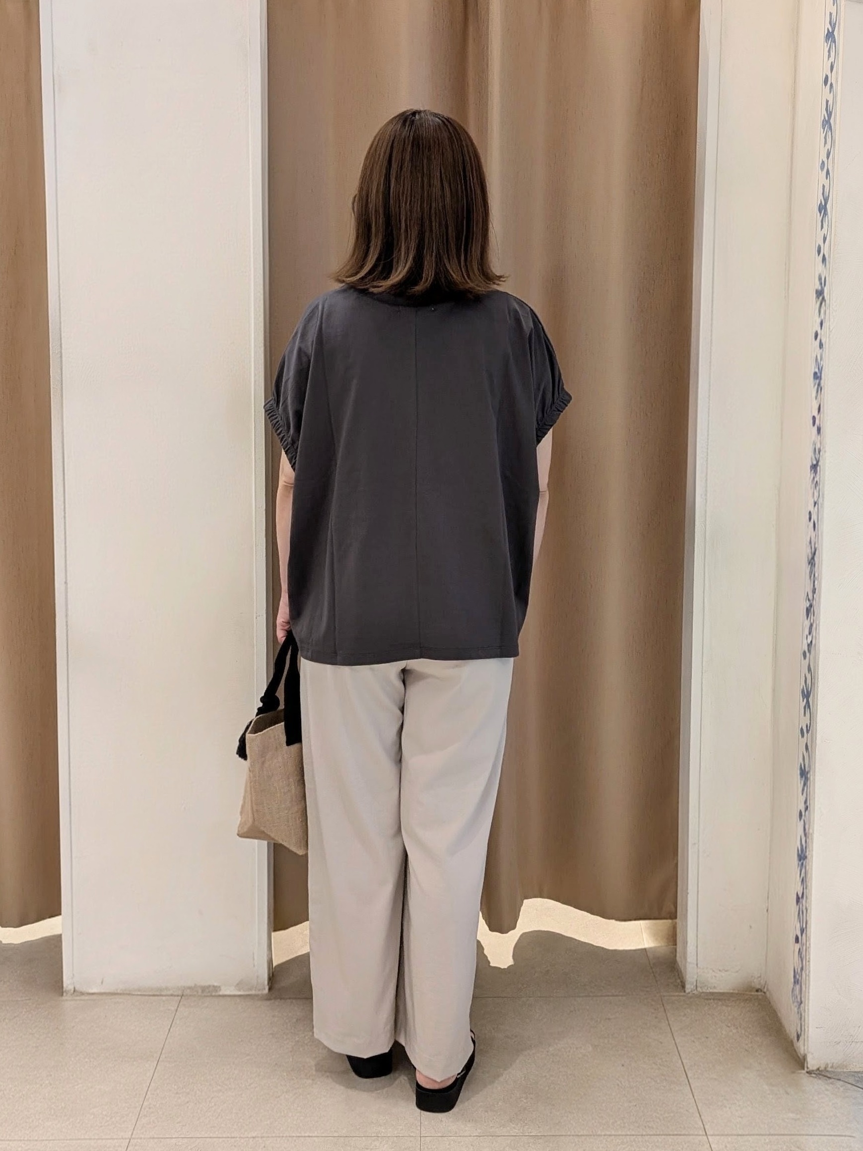 junさんの「SHOO･LA･RUE｜【ひんやり/洗濯機可】シンプルにこなれて見せる お袖ギャザードルマンTシャツ」を使ったコーディネート