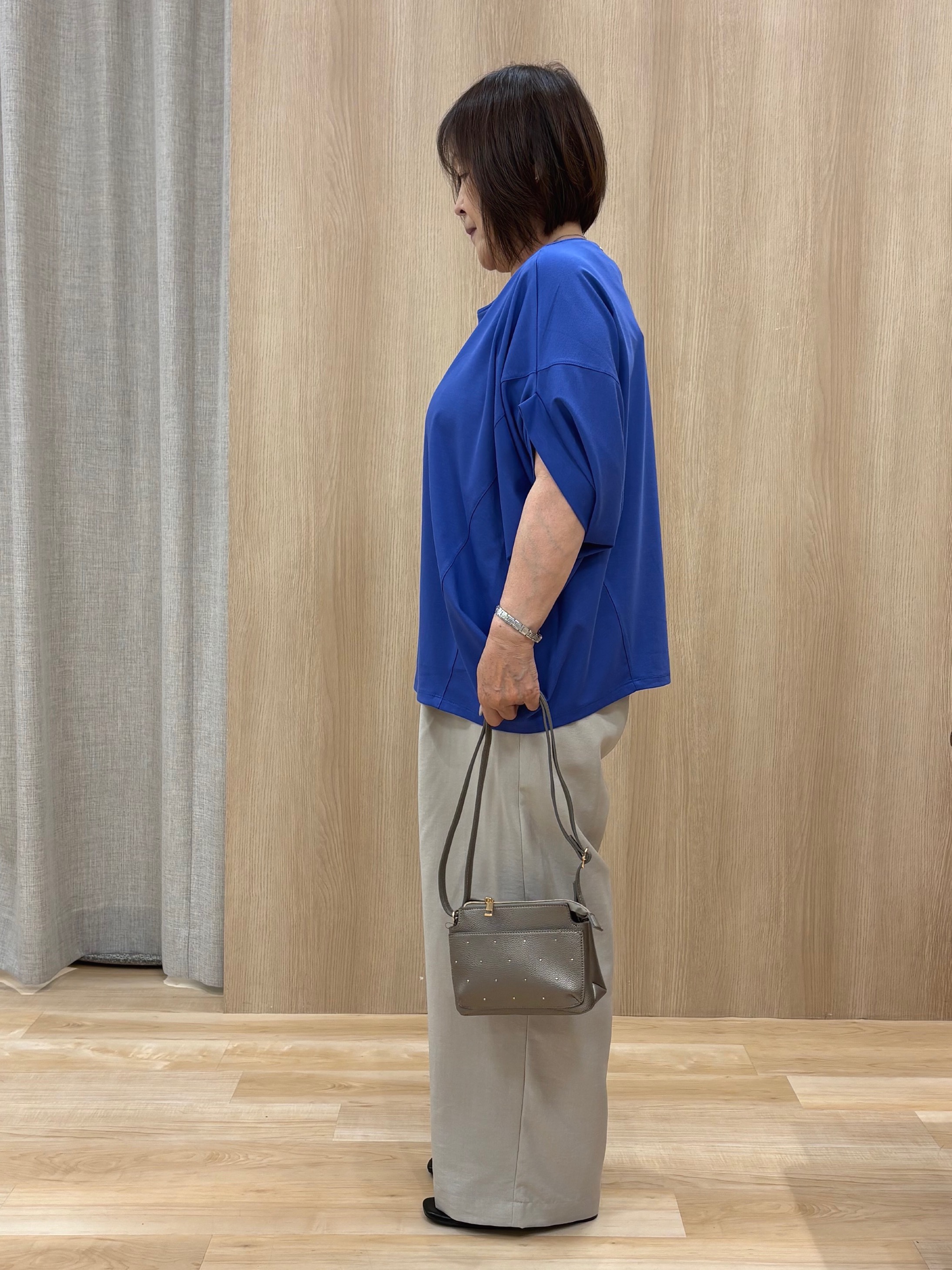 ゆみさんの「grove｜【持続冷感・体型カバー】サテンパイピングドルマンカットソー」を使ったコーディネート