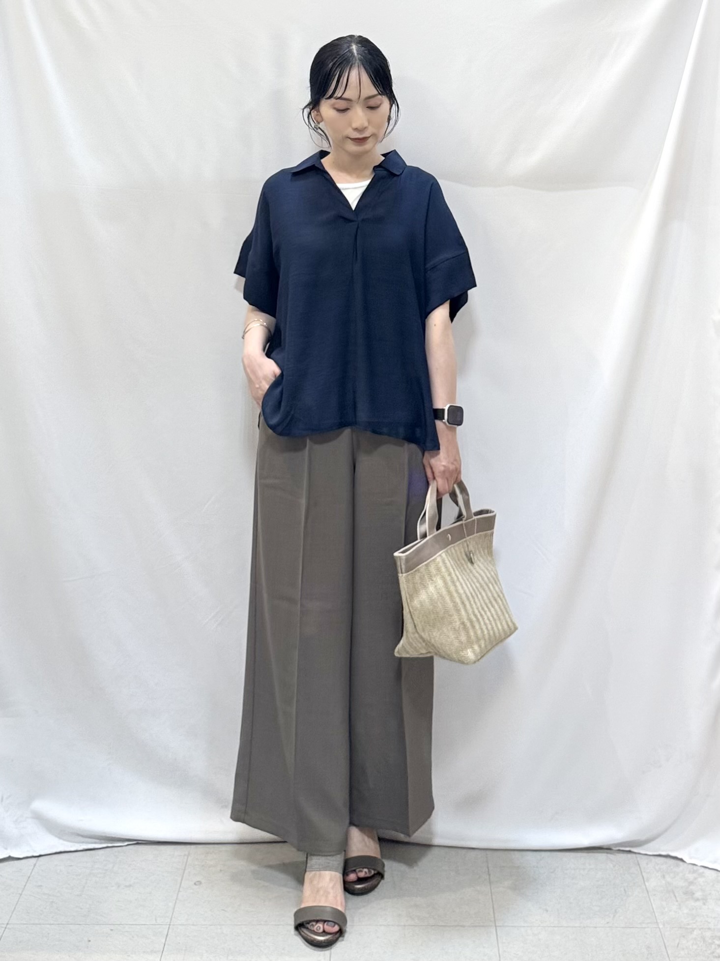 𝐇𝐢𝐫𝐨𝐦𝐢さんの「SHOO･LA･RUE｜【2点セット/S-LL/洗濯機可】時短でコーデ決まる スラブスキッパーシャツ＋タンクトップ」を使ったコーディネート