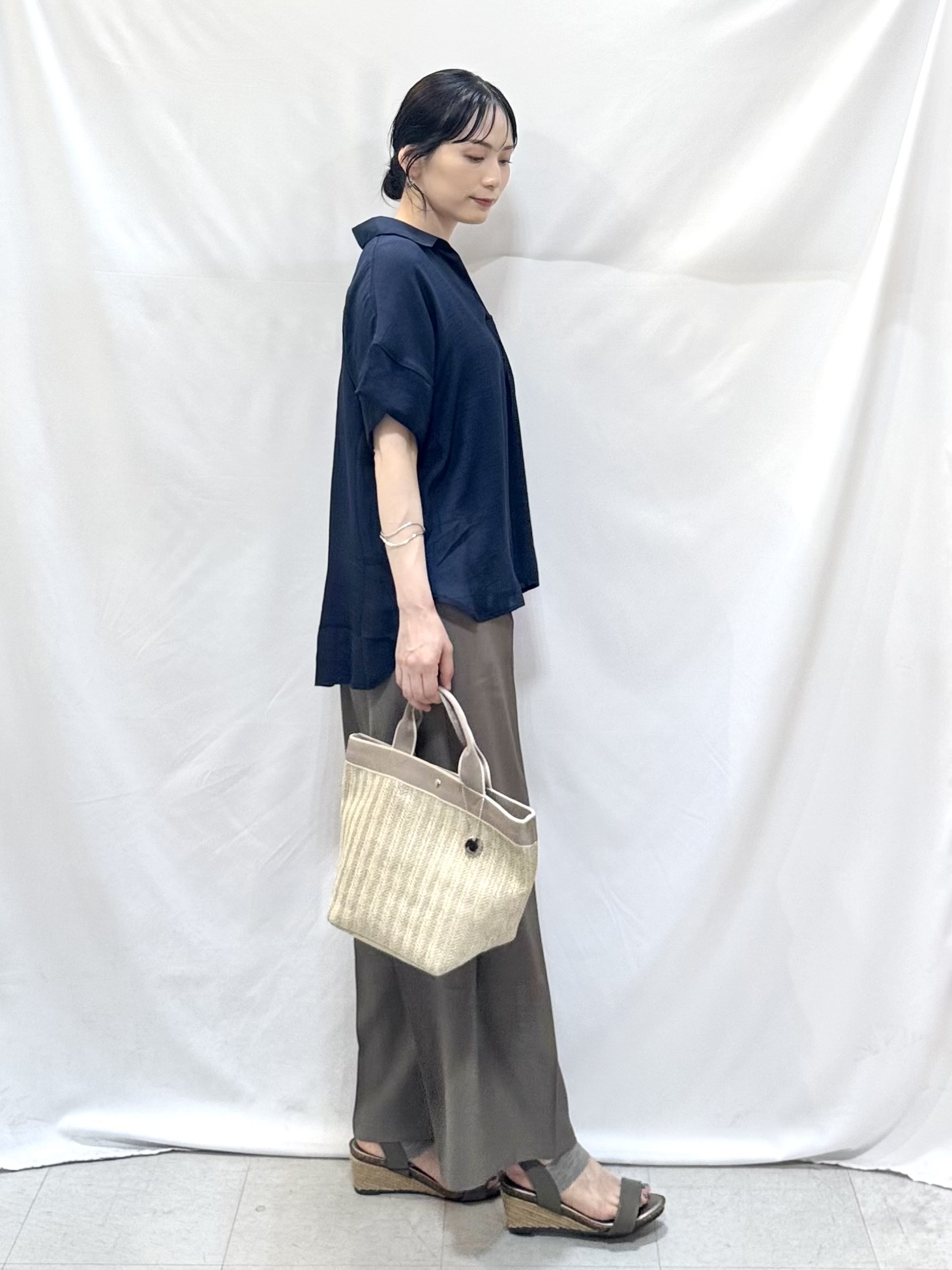 𝐇𝐢𝐫𝐨𝐦𝐢さんの「SHOO･LA･RUE｜【2点セット/S-LL/洗濯機可】時短でコーデ決まる スラブスキッパーシャツ＋タンクトップ」を使ったコーディネート