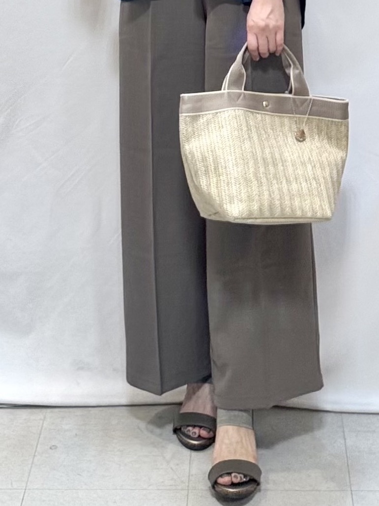𝐇𝐢𝐫𝐨𝐦𝐢さんの「SHOO･LA･RUE｜【2点セット/S-LL/洗濯機可】時短でコーデ決まる スラブスキッパーシャツ＋タンクトップ」を使ったコーディネート