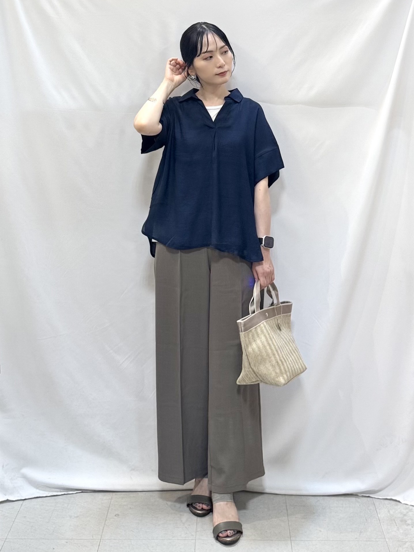 𝐇𝐢𝐫𝐨𝐦𝐢さんの「SHOO･LA･RUE｜【2点セット/S-LL/洗濯機可】時短でコーデ決まる スラブスキッパーシャツ＋タンクトップ」を使ったコーディネート