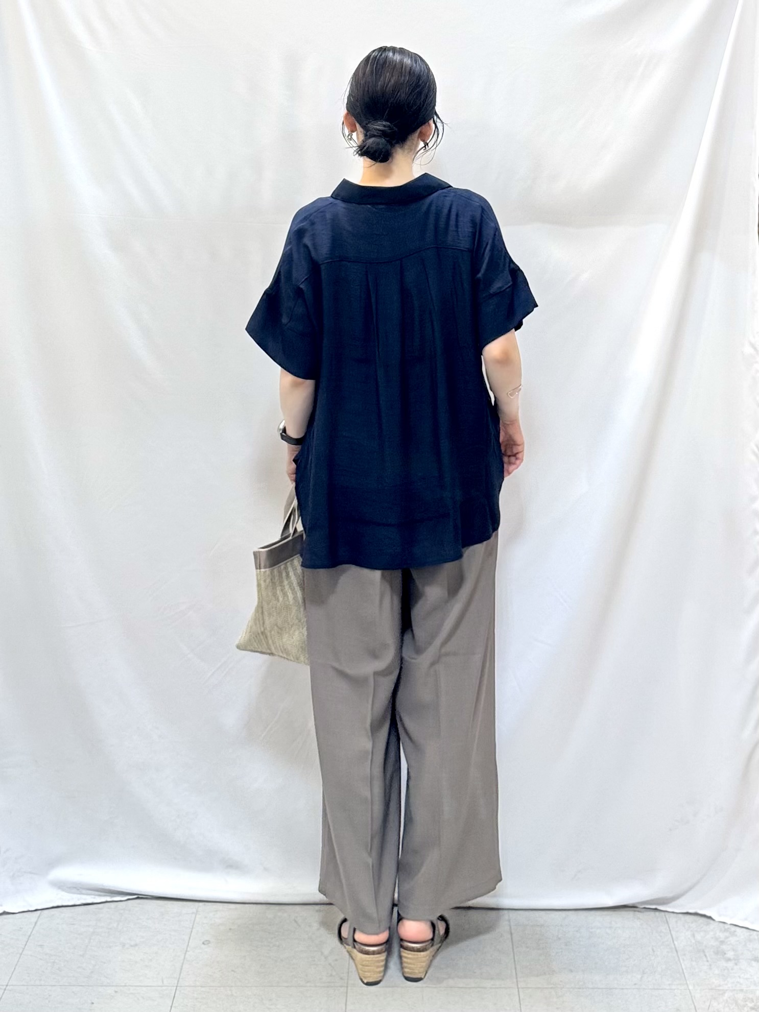 𝐇𝐢𝐫𝐨𝐦𝐢さんの「SHOO･LA･RUE｜【2点セット/S-LL/洗濯機可】時短でコーデ決まる スラブスキッパーシャツ＋タンクトップ」を使ったコーディネート