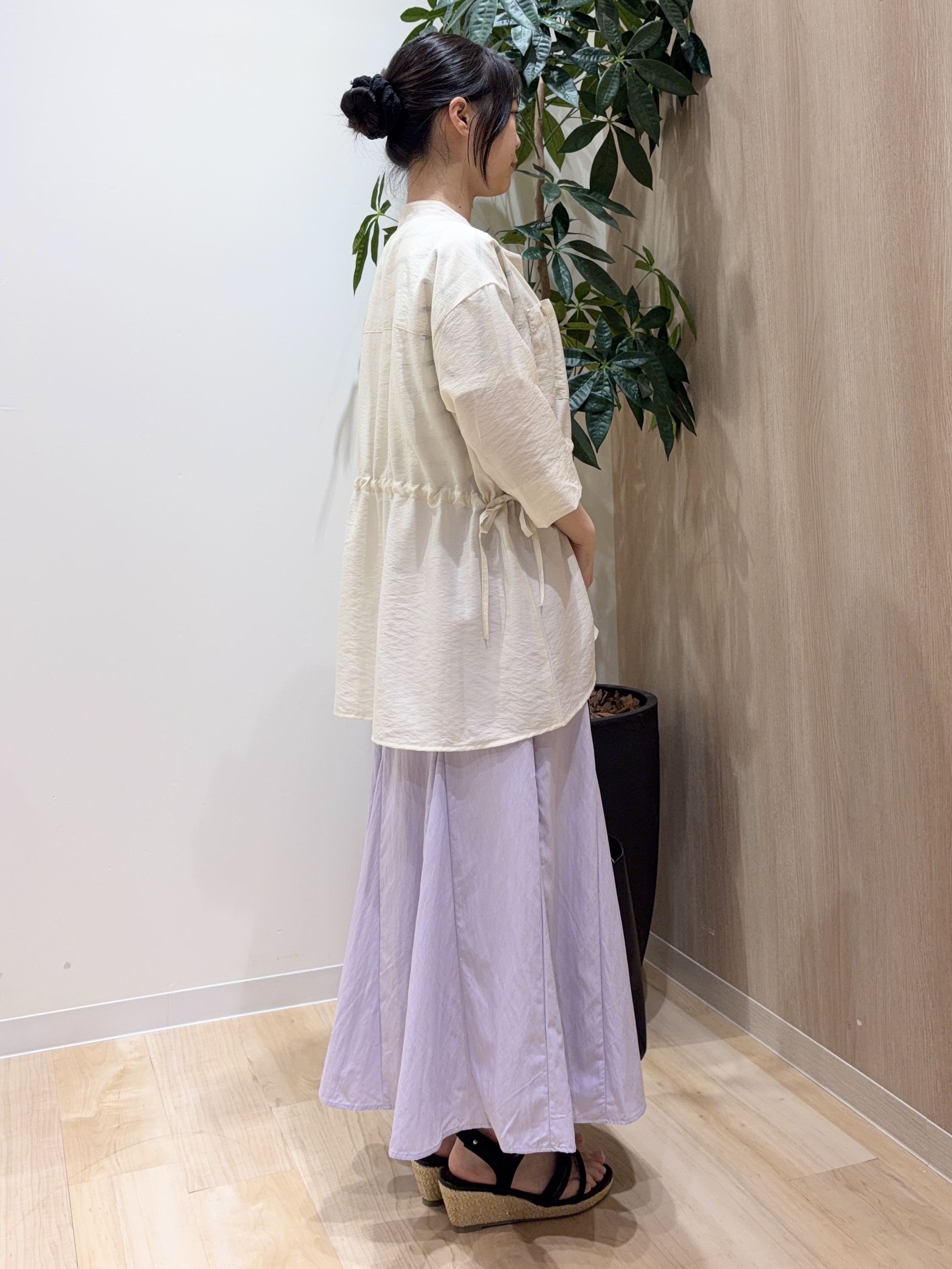 ayaneさんの「grove｜【シリーズ累計36万枚！やわらかドライタッチ】夏にうれしい多機能ロングニット」を使ったコーディネート
