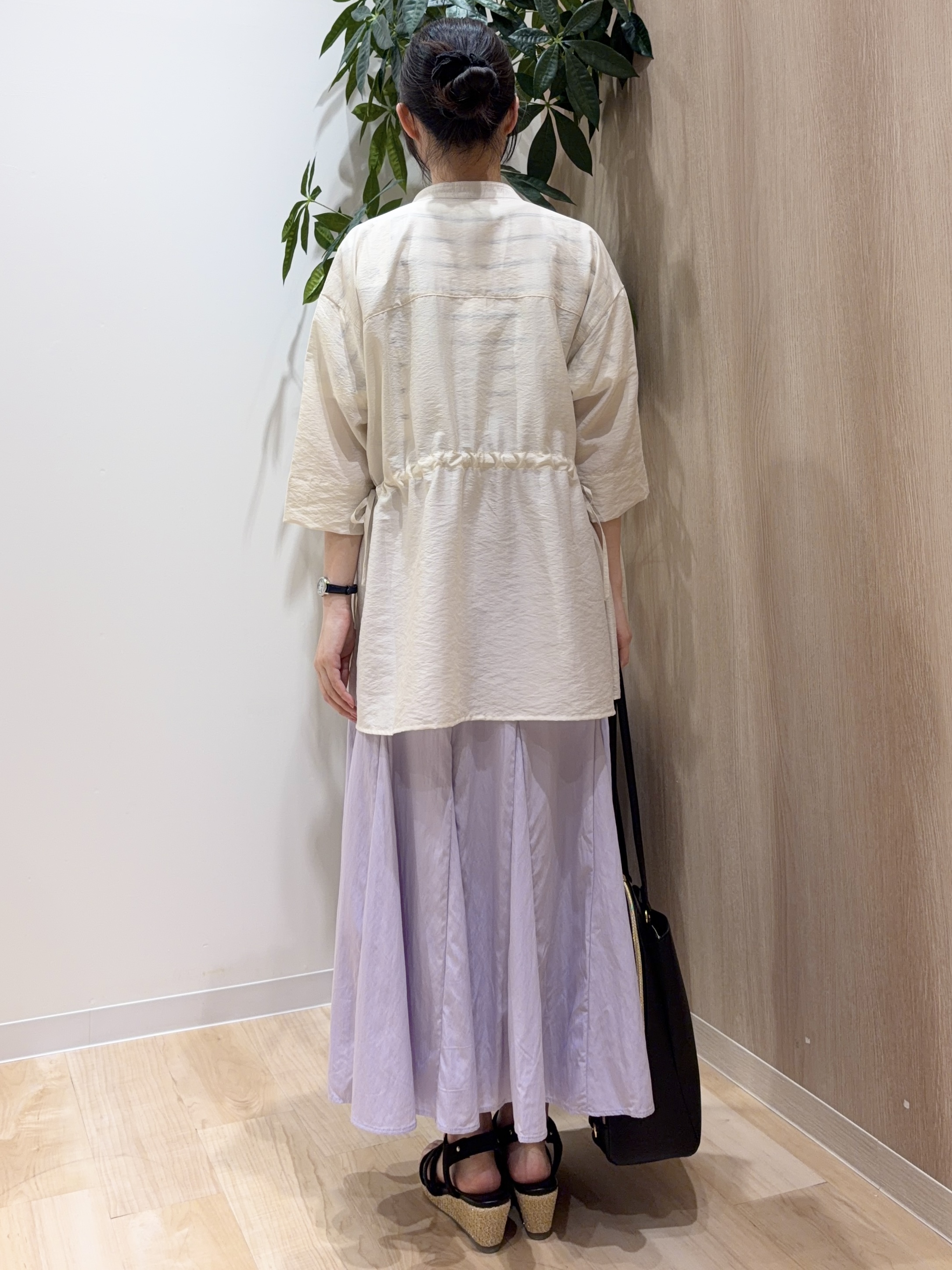 ayaneさんの「grove｜【シリーズ累計36万枚！やわらかドライタッチ】夏にうれしい多機能ロングニット」を使ったコーディネート
